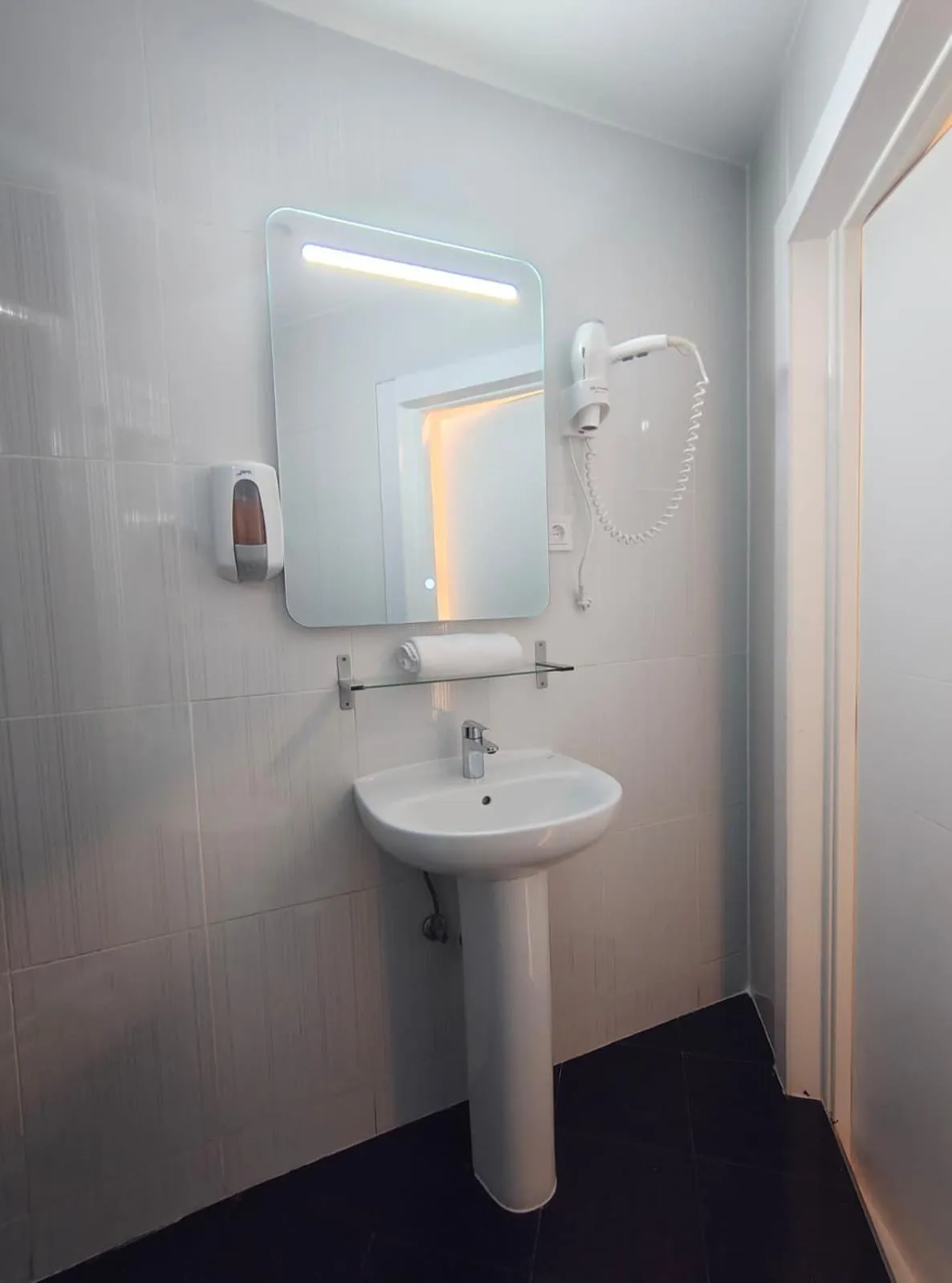 Bathroom in Hostal JQ Madrid 1