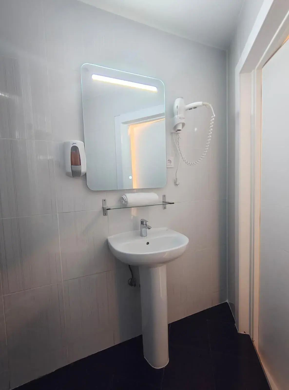 Single Room with Private Bathroom in Hostal JQ Madrid 1 Single Room with Private Bathroom in Hostal JQ Madrid 1