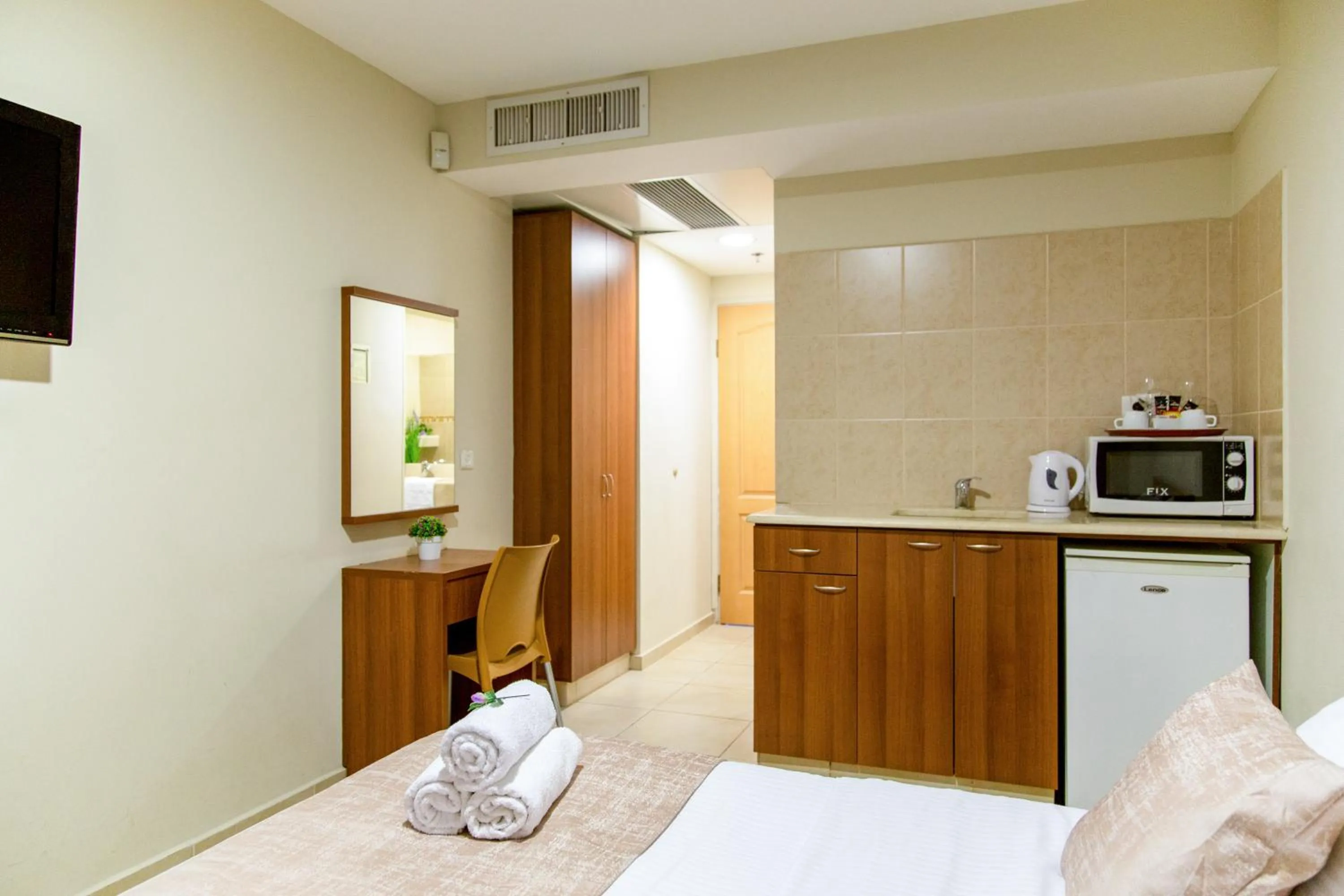 Photo of the whole room, Bed in Motel Aviv