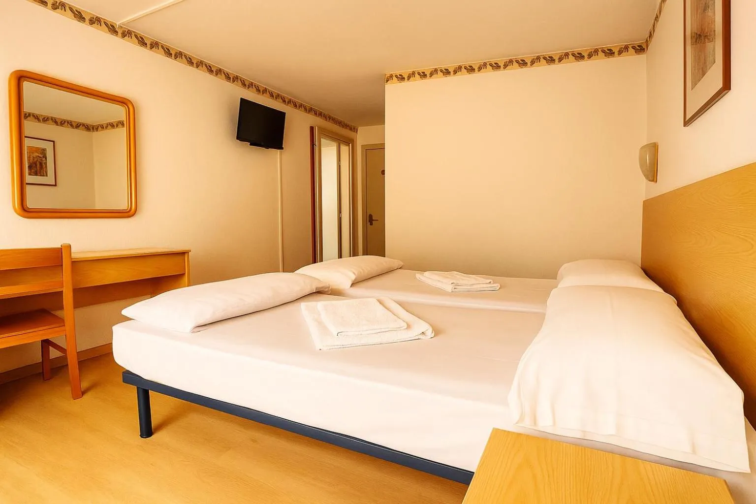 Bedroom, Bed in Hotel Modena old town