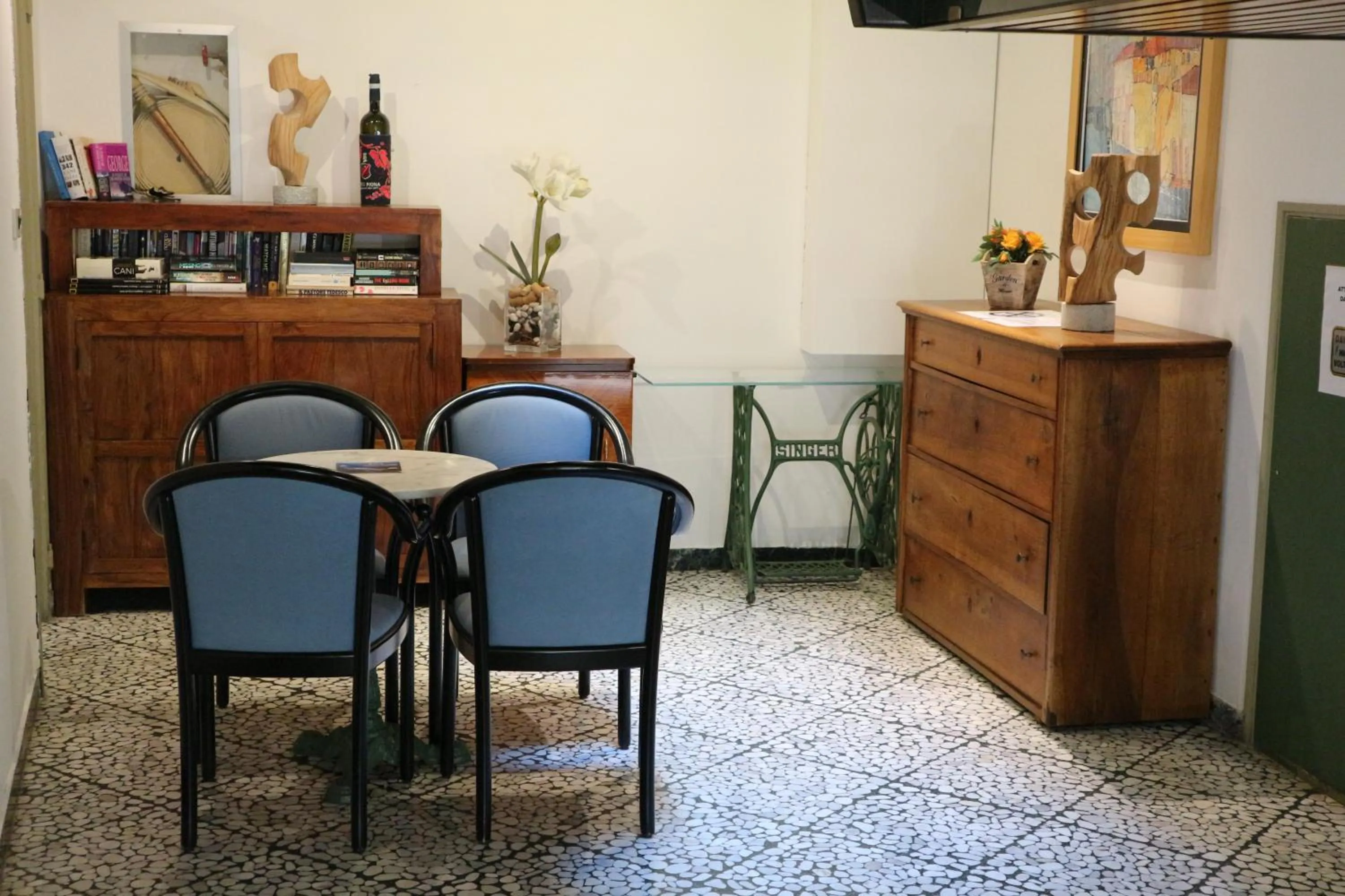 Seating area in Hotel Modena old town