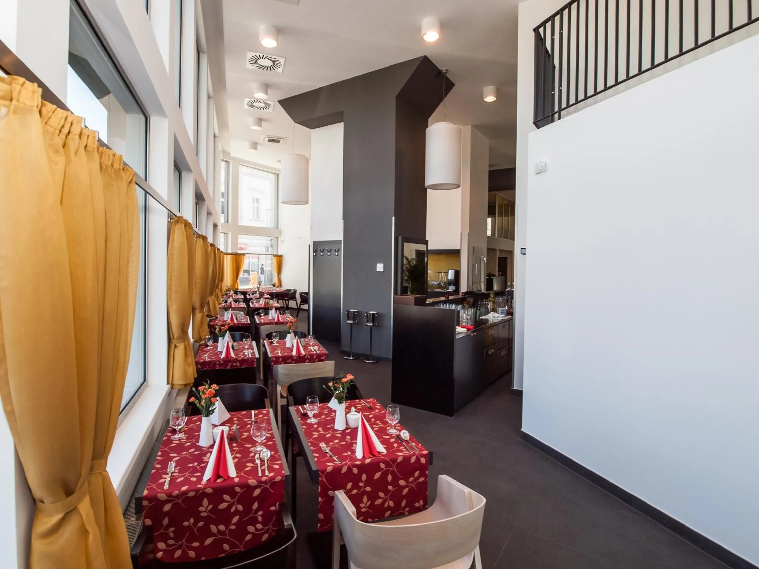 Restaurant/places to eat in Hotel 99