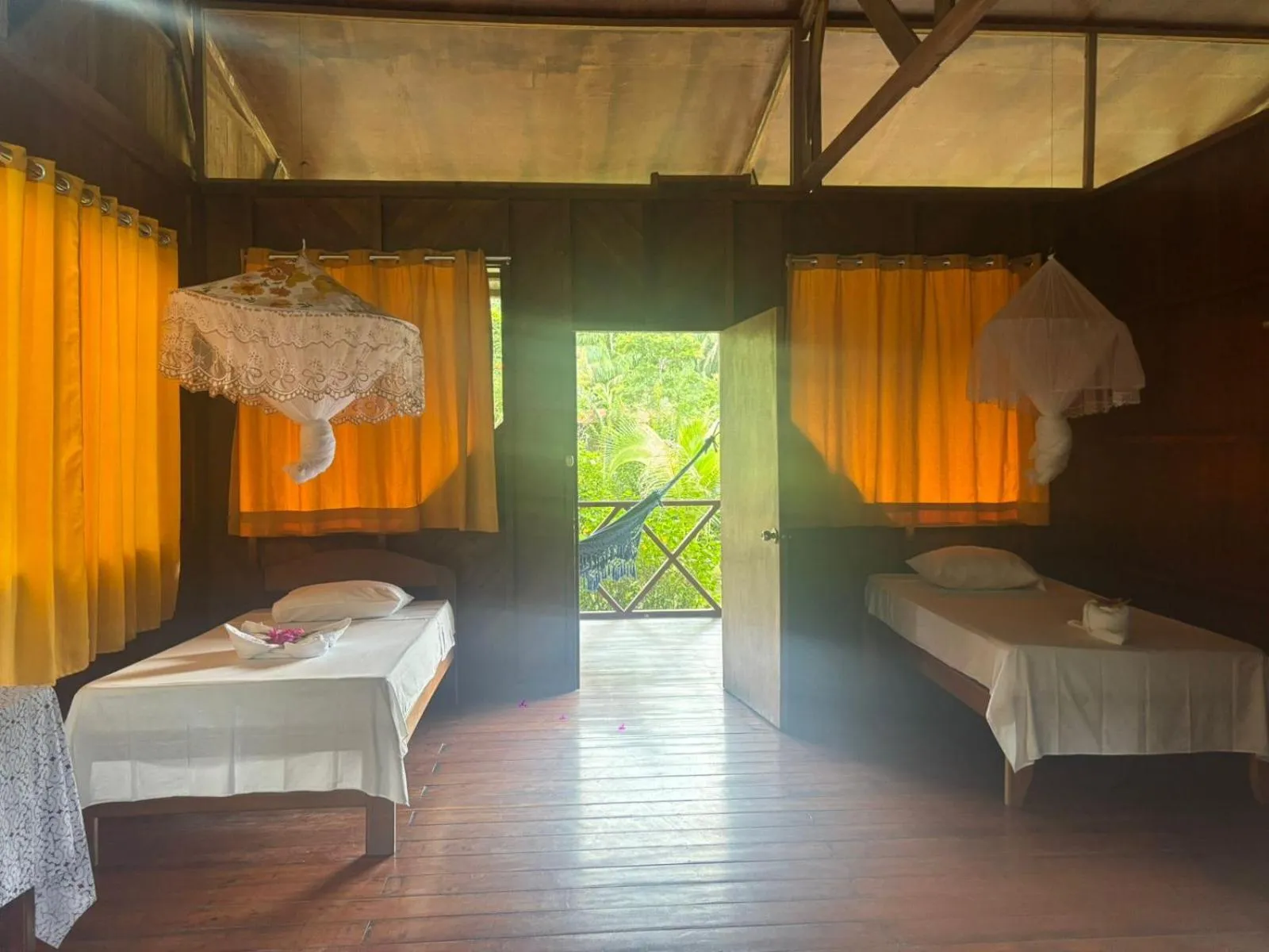 Property building, Bed in Monte Amazonico Lodge