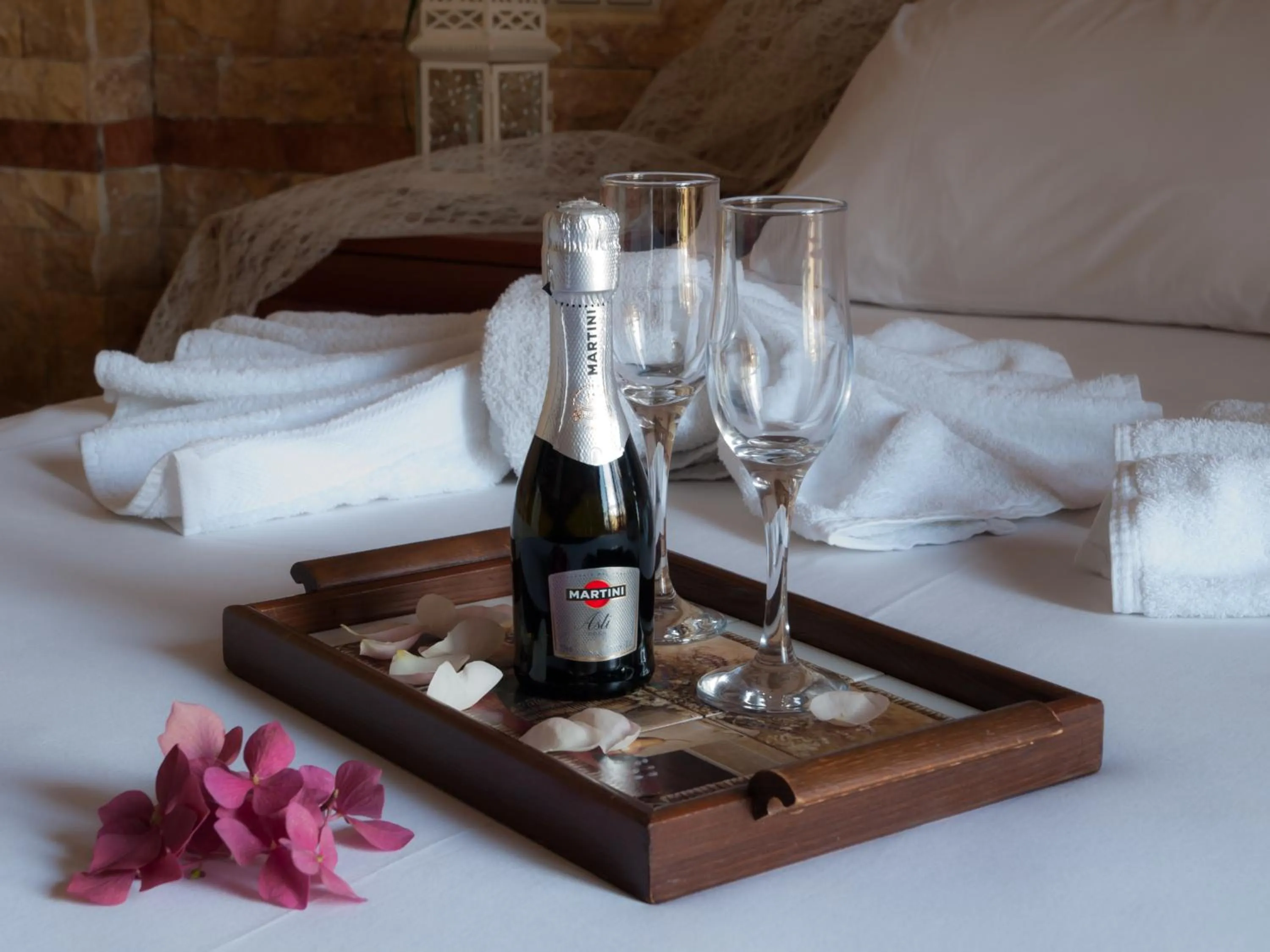 Alcoholic drinks, Bed in Astromeria