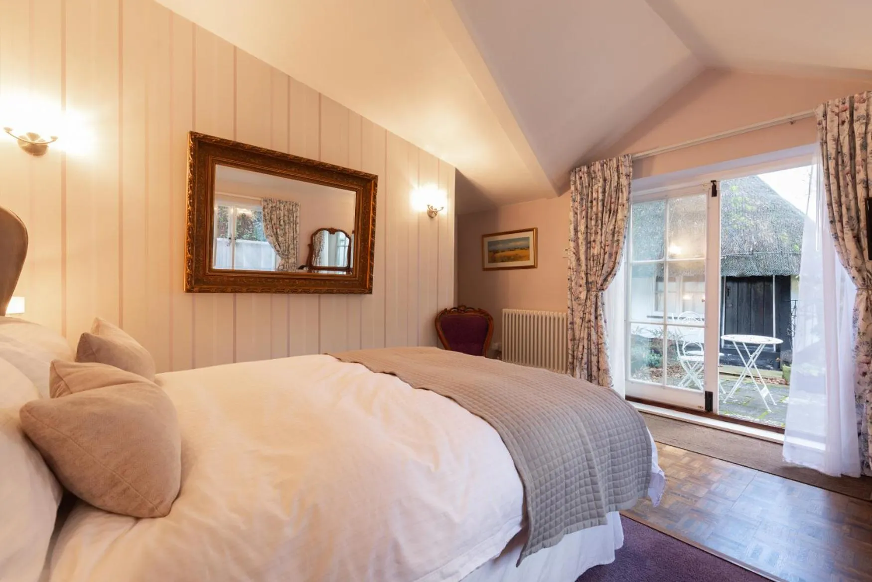 Bed in Frogs Hall B&B