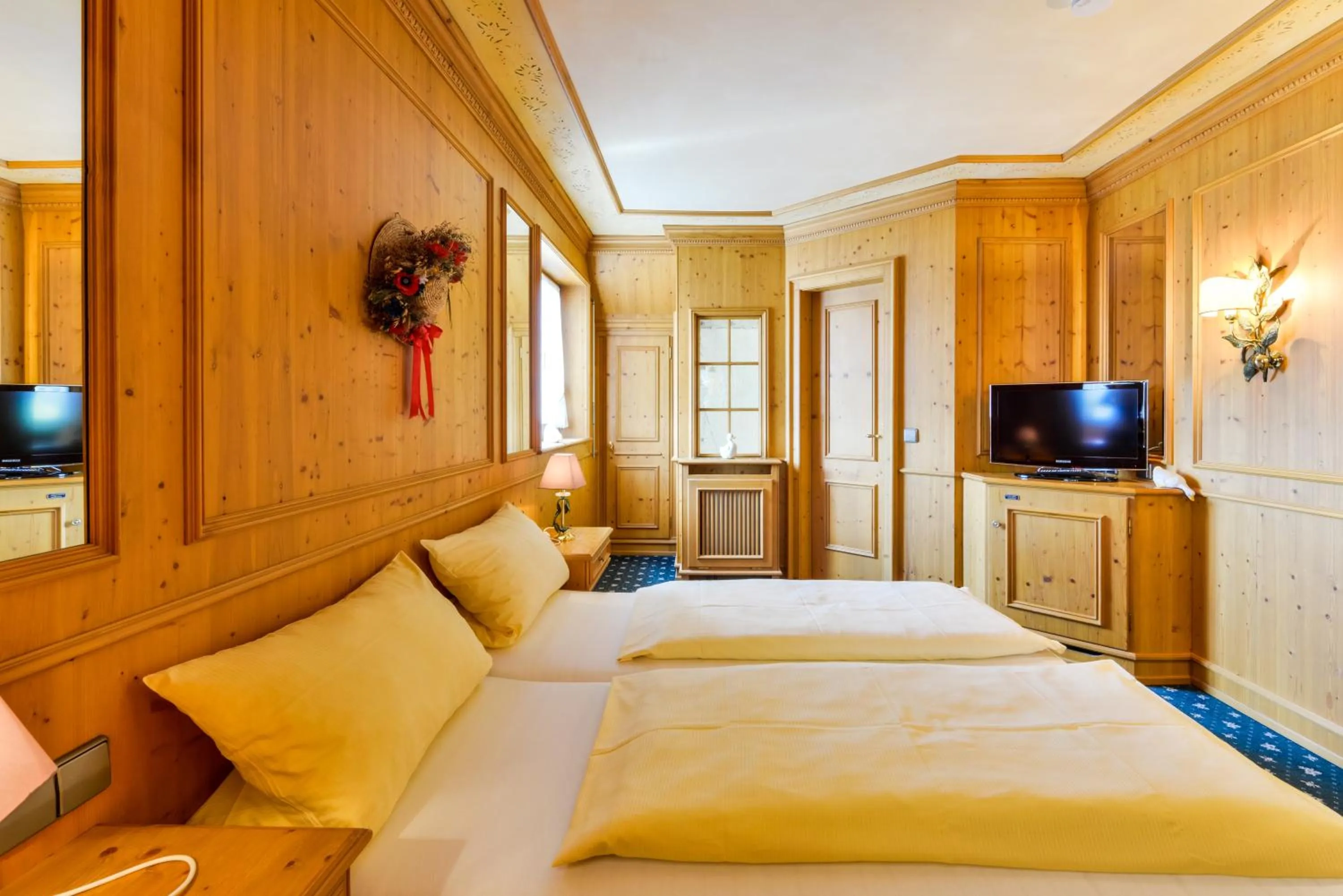 Photo of the whole room, Bed in Jauch's Löwen Hotel-Restaurant