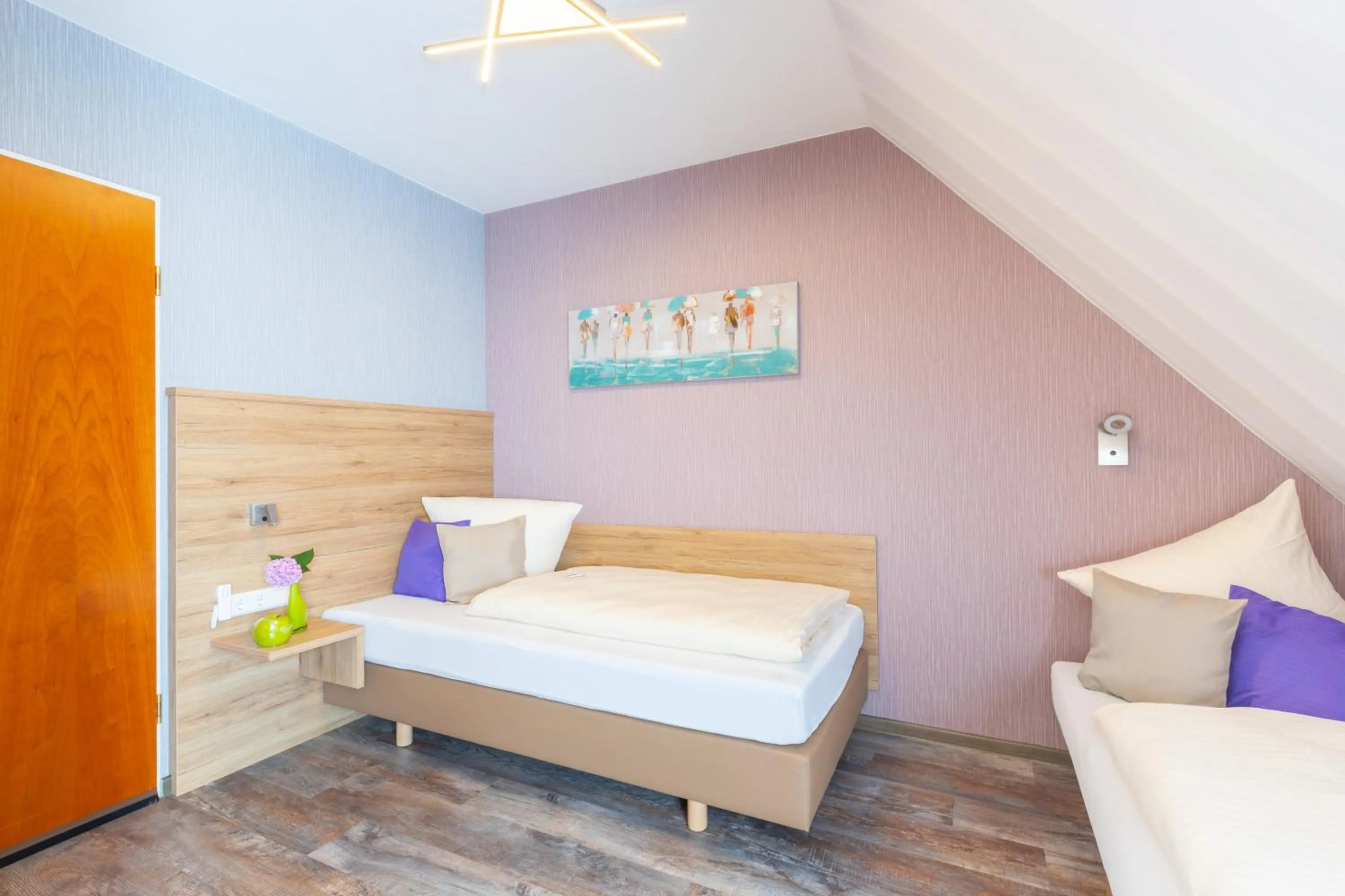 Photo of the whole room, Bed in Hotel Reinhardtshof Garni