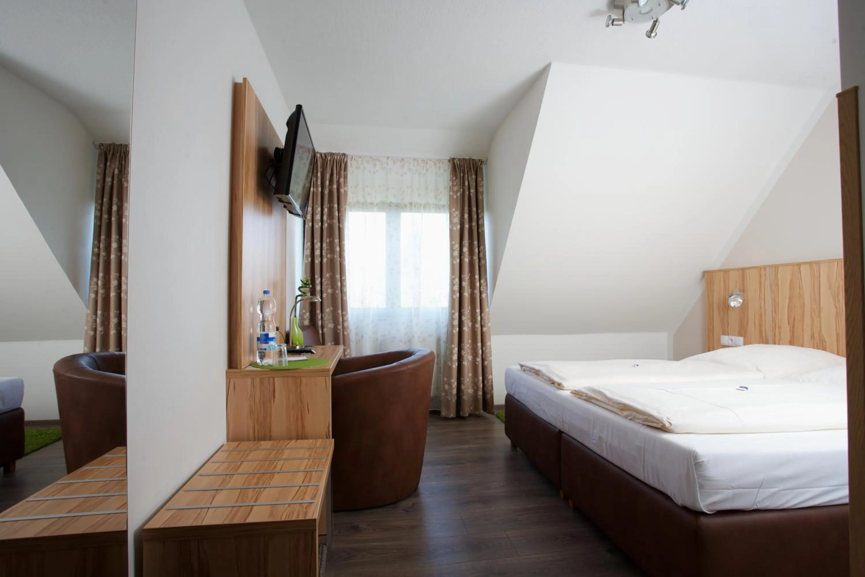 Photo of the whole room, Bed in Hotel Reinhardtshof Garni