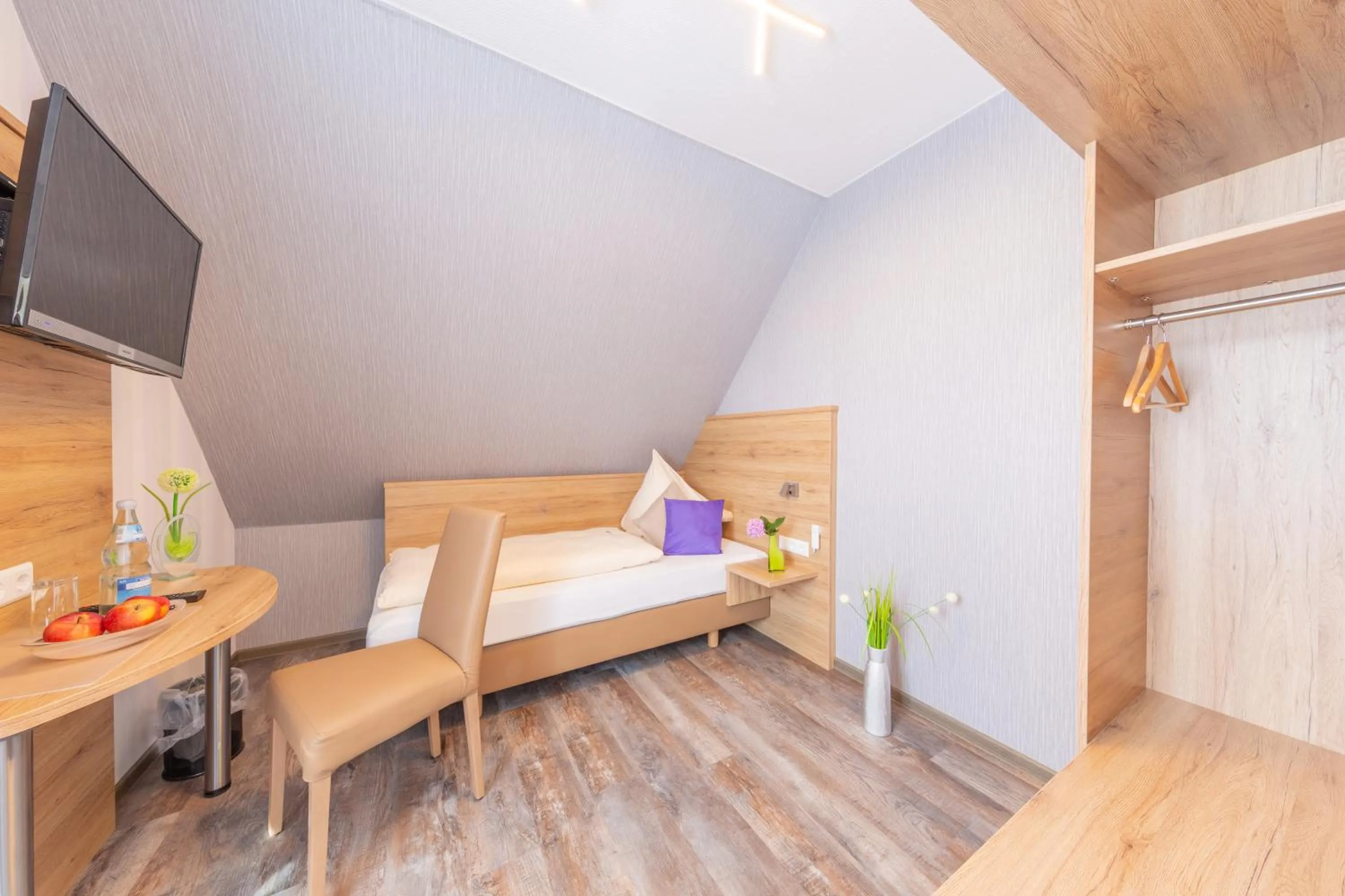 Photo of the whole room, Bed in Hotel Reinhardtshof Garni