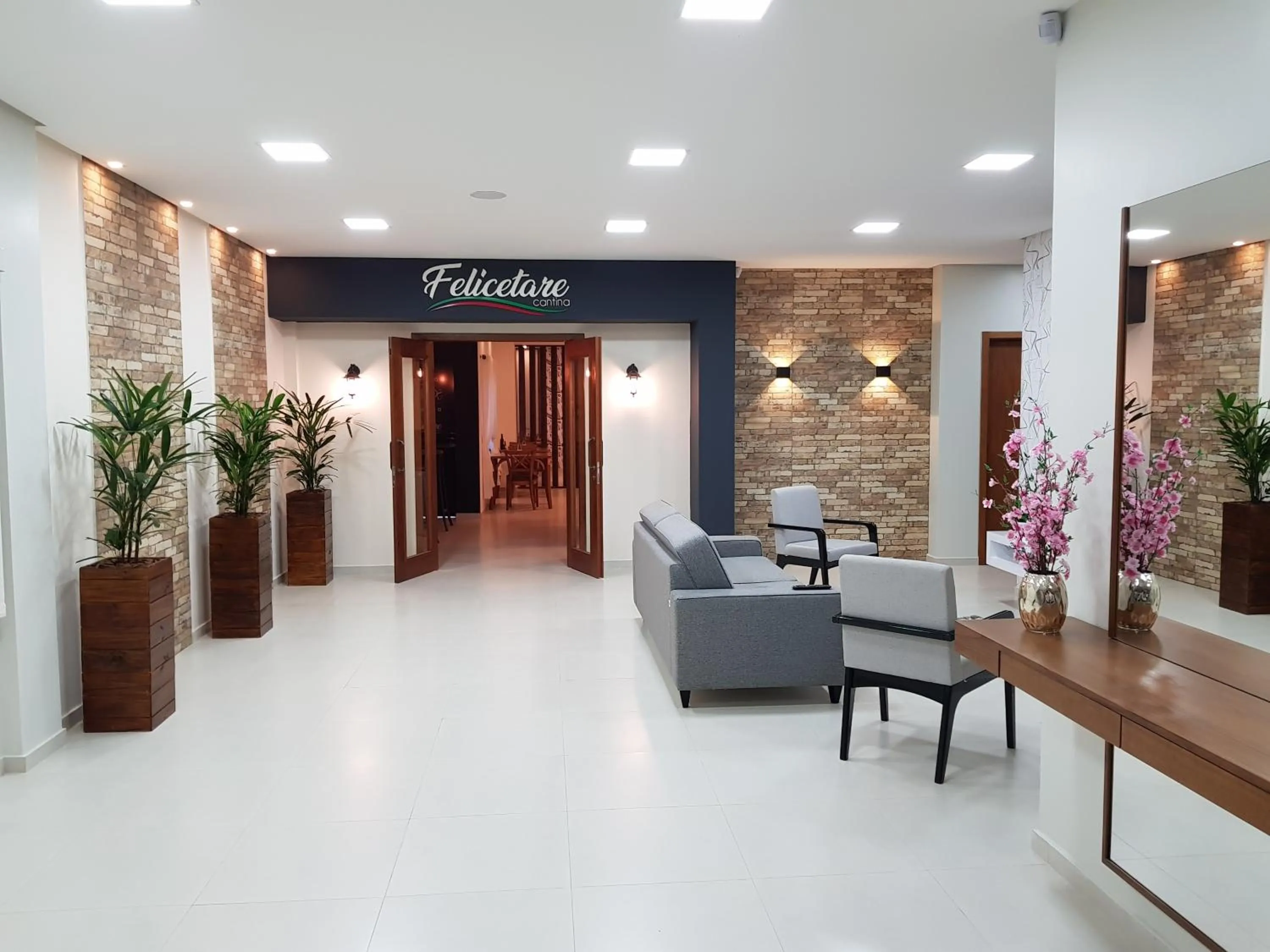 Restaurant/places to eat in Hotel Prime Executive