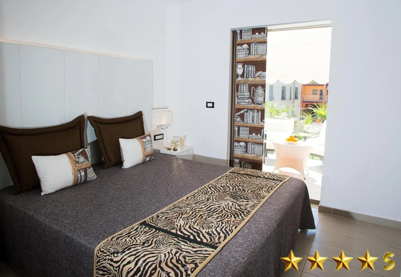 Balcony/Terrace, Bed in Hotel Rossini 4S