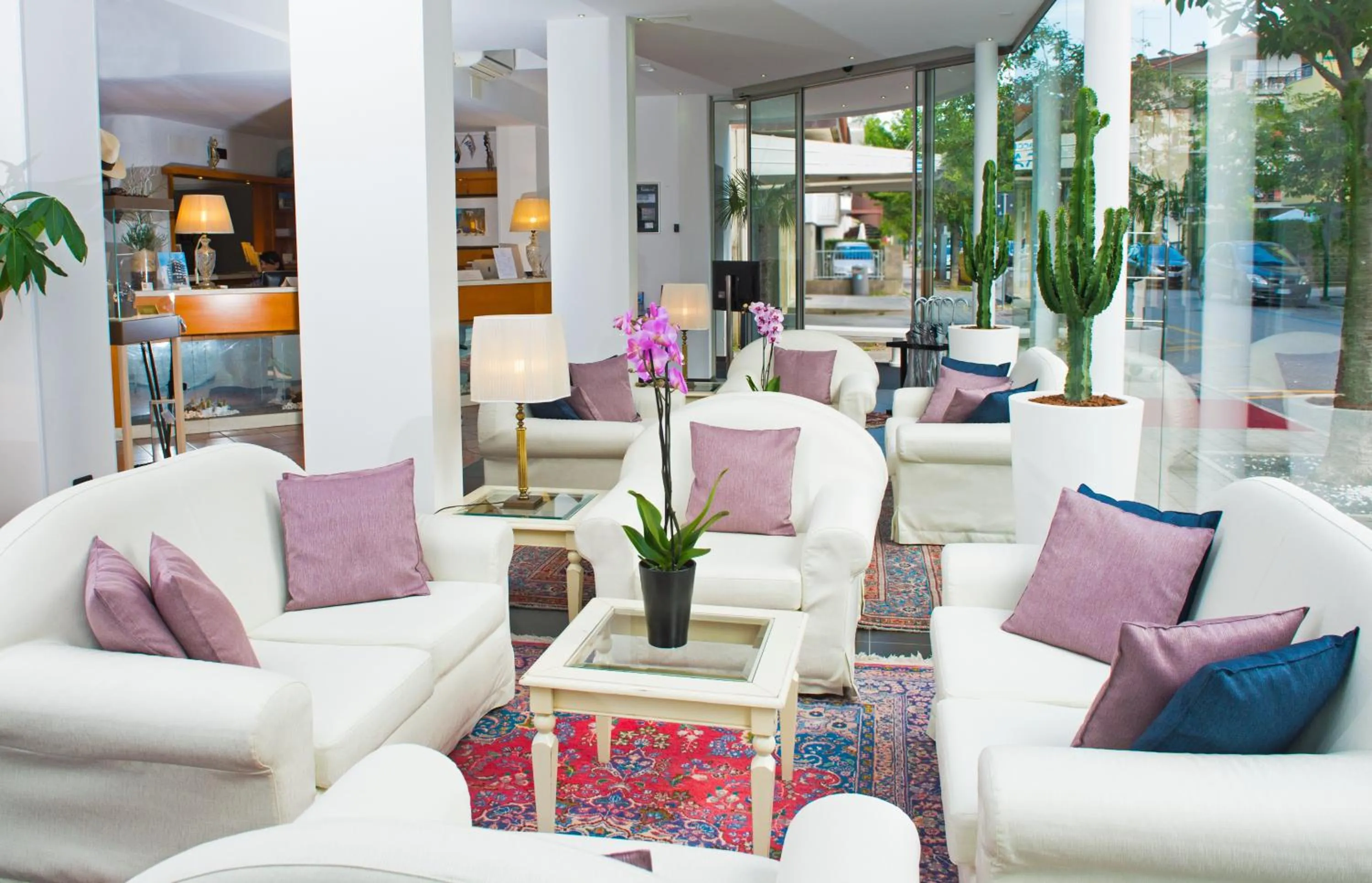 Communal lounge/ TV room in Hotel Rossini 4S