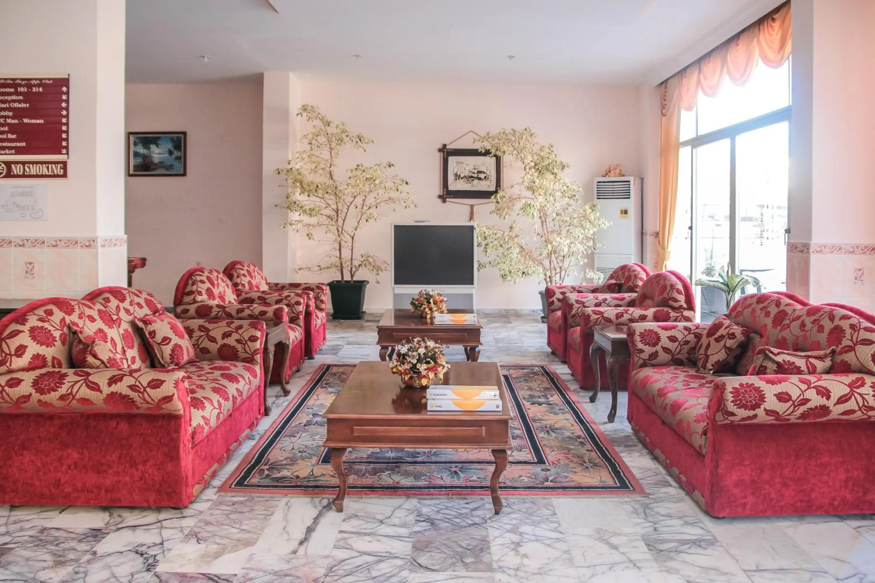 Communal lounge/ TV room in Bella Rose Apart Hotel, Alanya