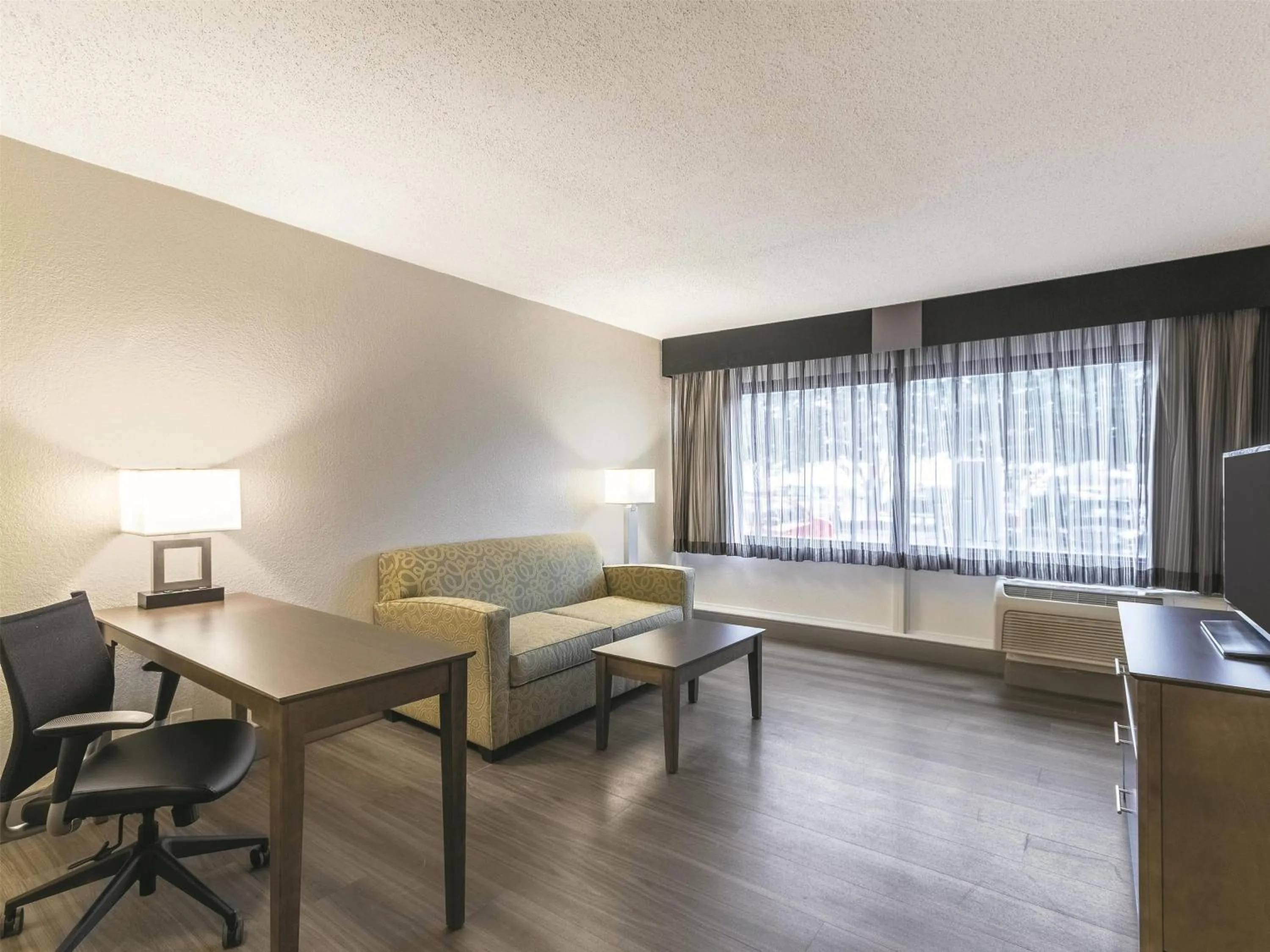 Photo of the whole room in La Quinta by Wyndham Virginia Beach