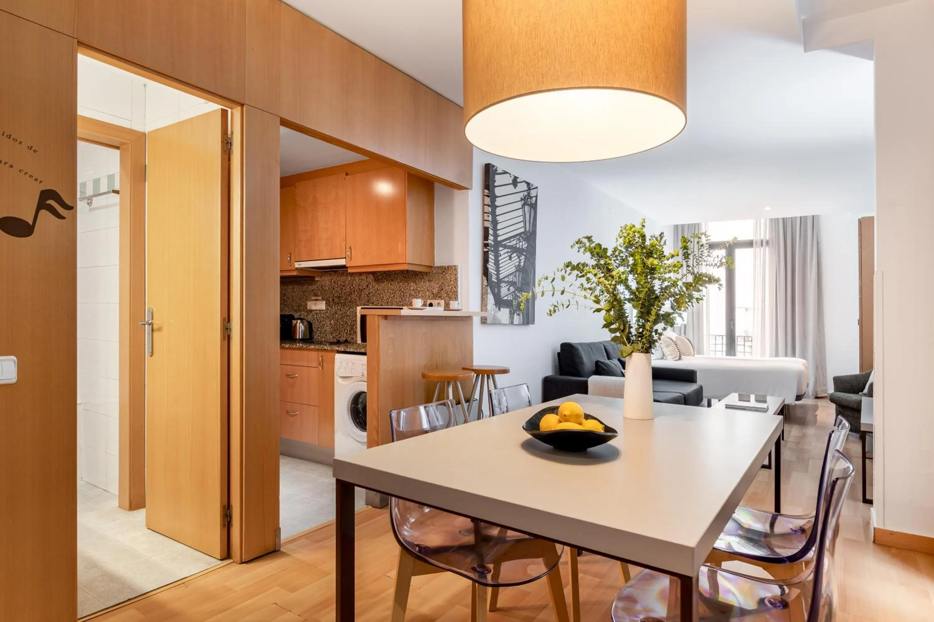 Dining area in Aspasios Plaza Real Apartments