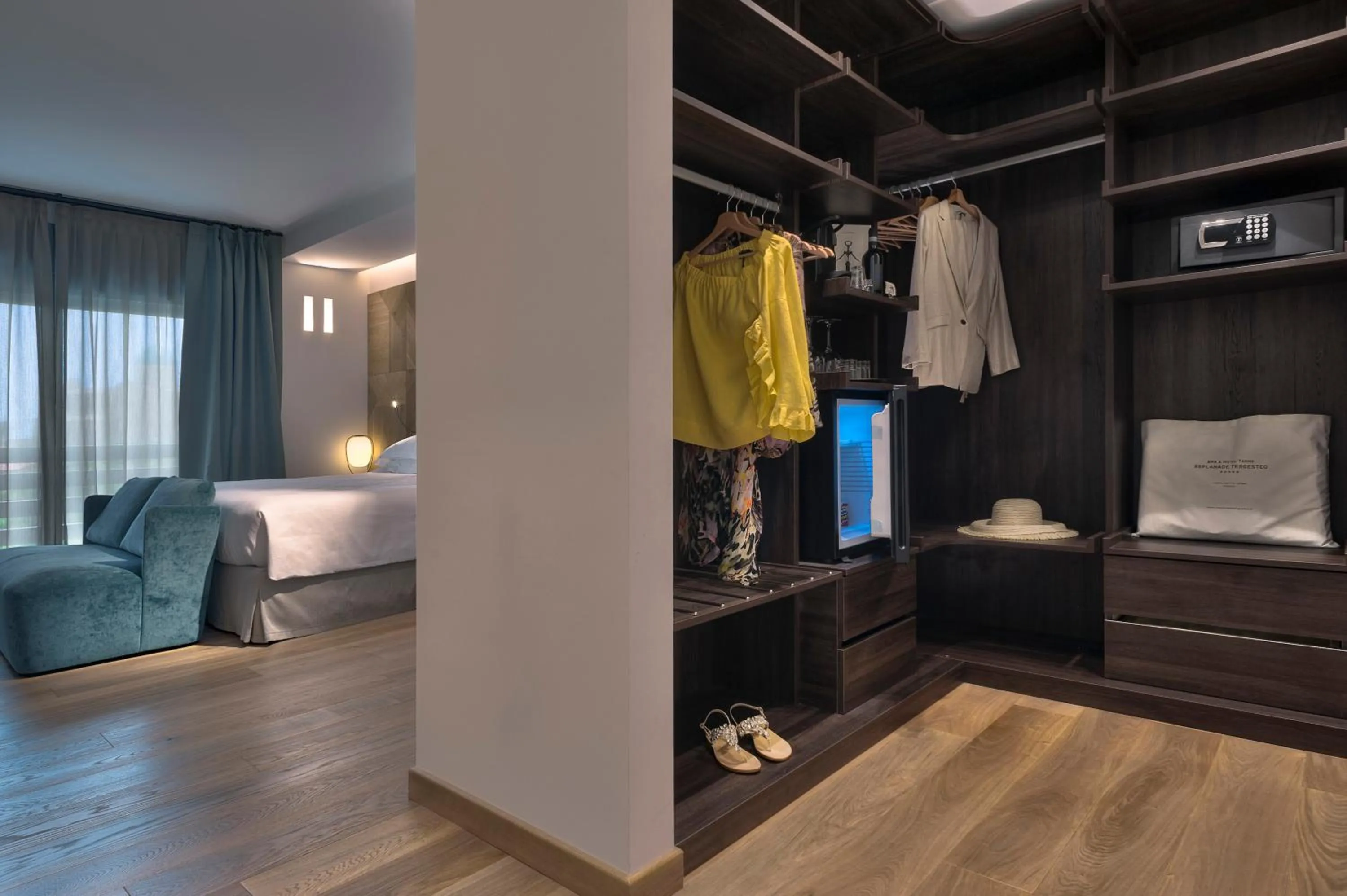 wardrobe, Bed in Esplanade Tergesteo - Luxury Retreat
