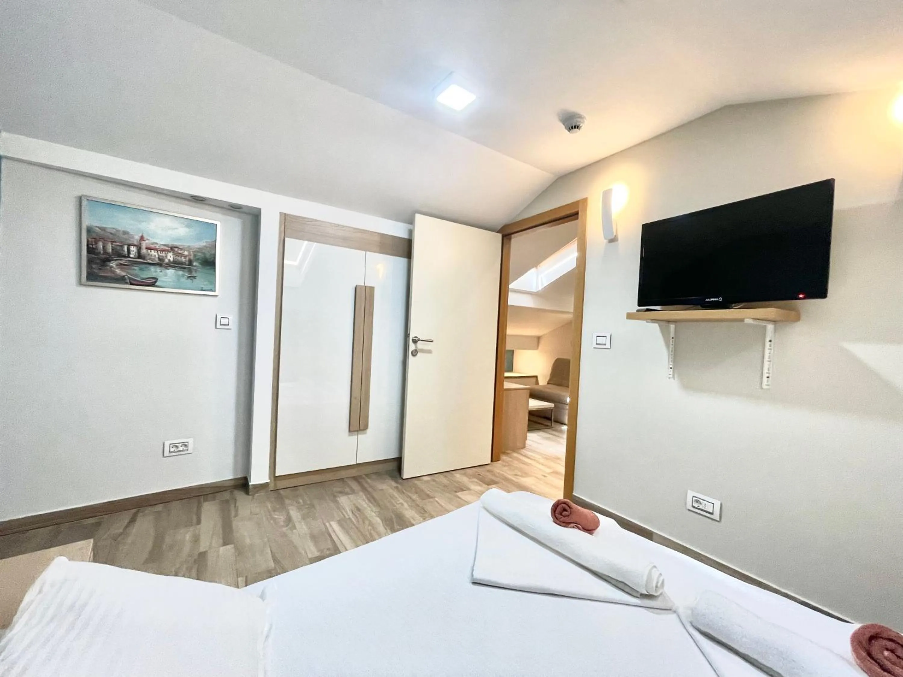 TV and multimedia, Bed in Hotel Butua Residence