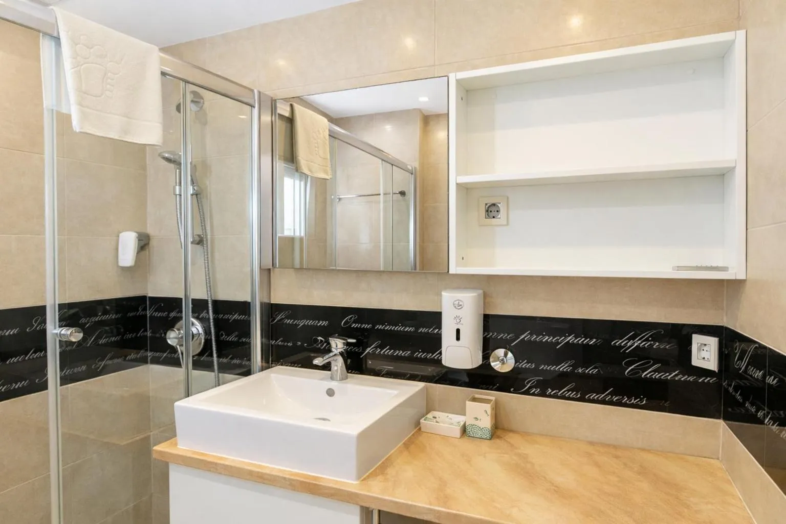 Shower in Hotel Butua Residence