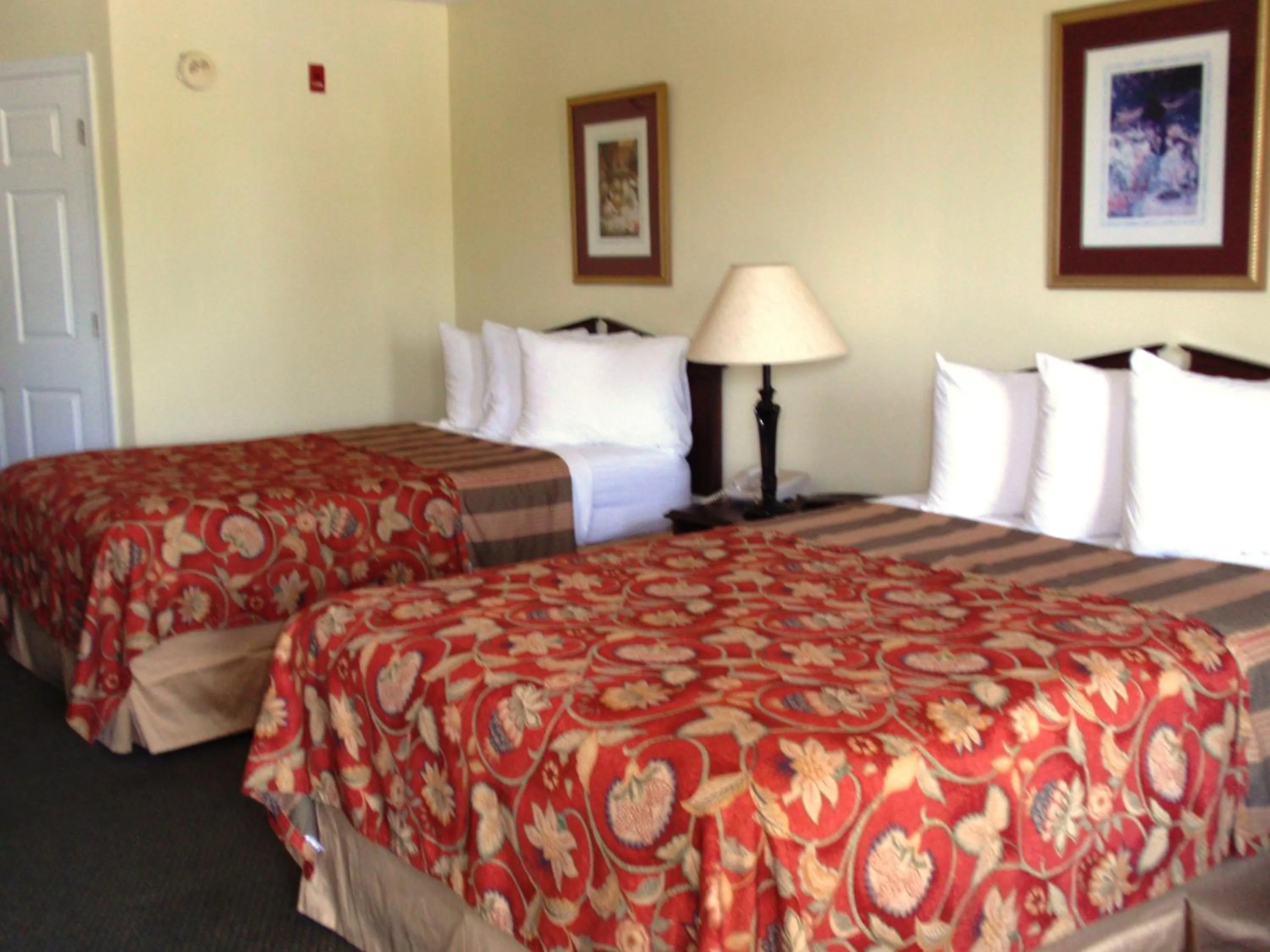 Bed in Jameson Inn - Perry