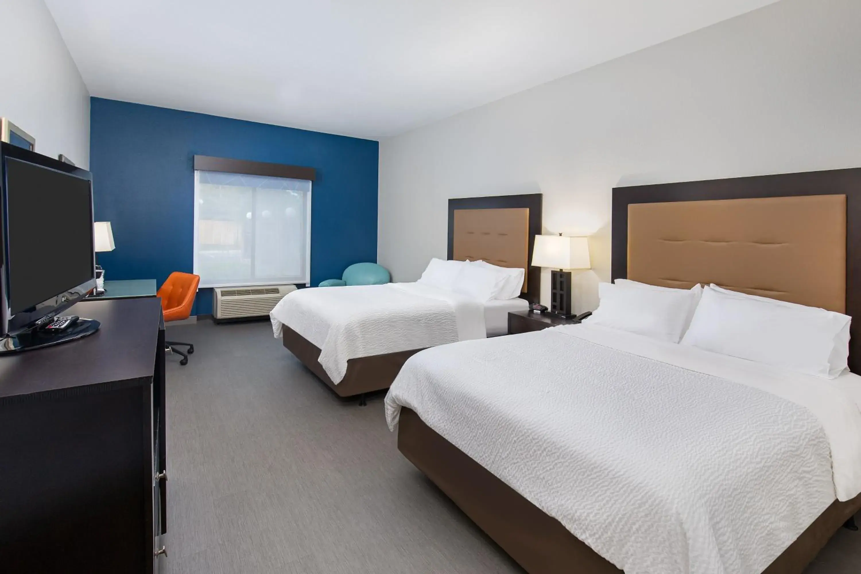 Standard Queen Room with Two Queen Beds and Roll-In Shower - Mobility Access in Holiday Inn Express & Suites - Cleveland Northwest by IHG Standard Queen Room with Two Queen Beds and Roll-In Shower - Mobility Access in Holiday Inn Express & Suites - Cleveland Northwest by IHG