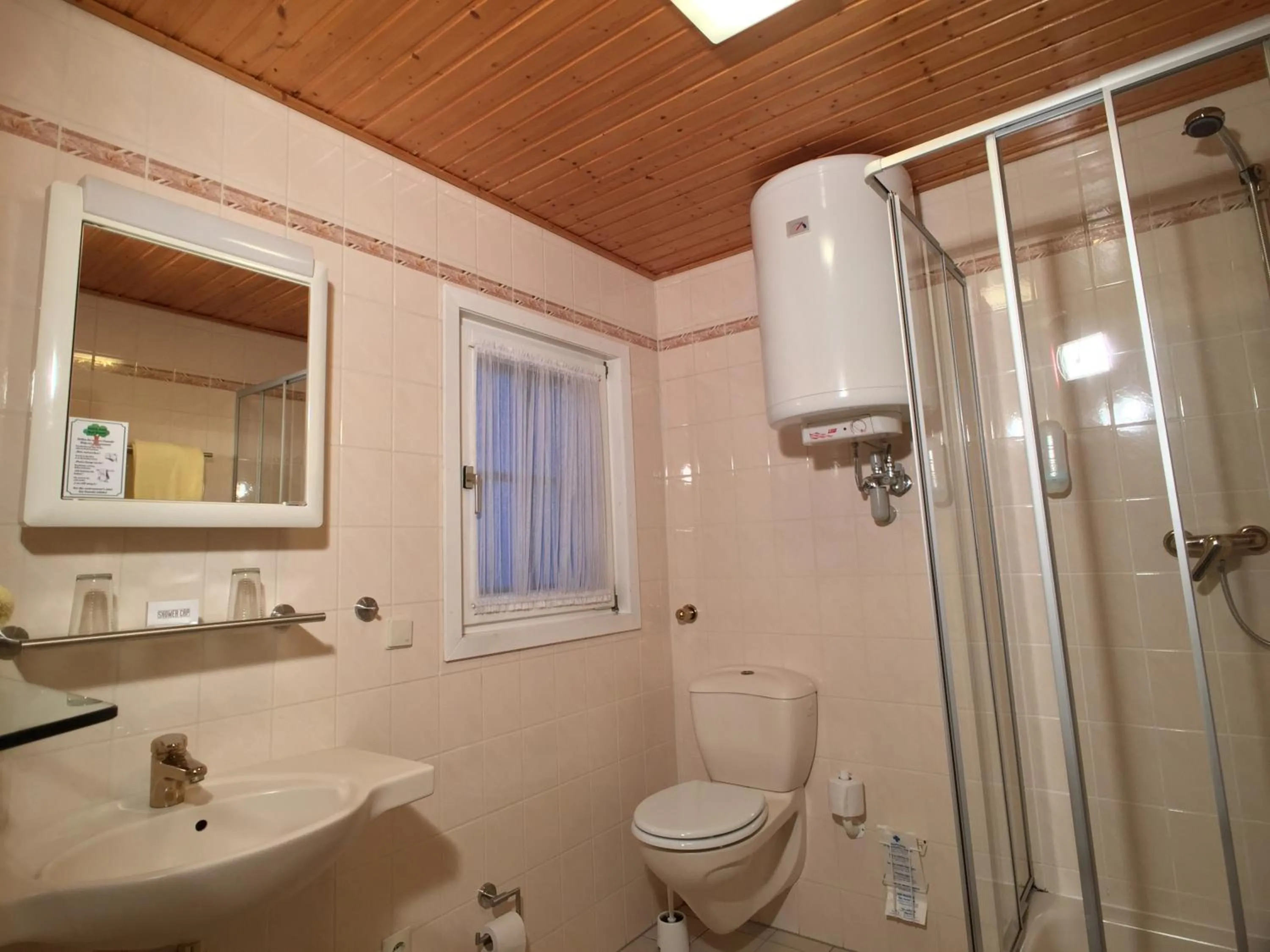 Shower in Hotel & Restaurant Zur Spreewälderin