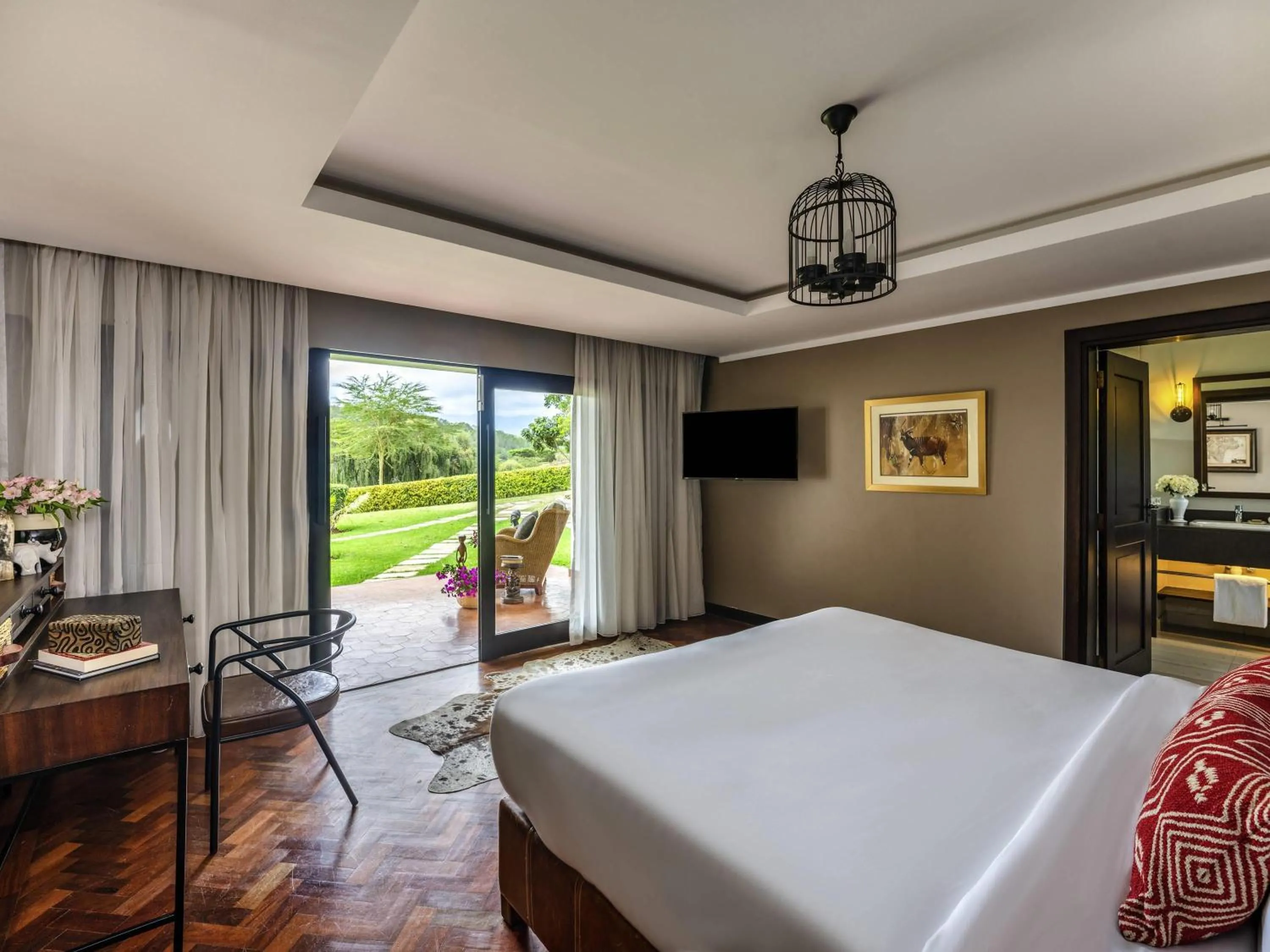 Bedroom, Bed in Fairmont Mount Kenya Safari Club