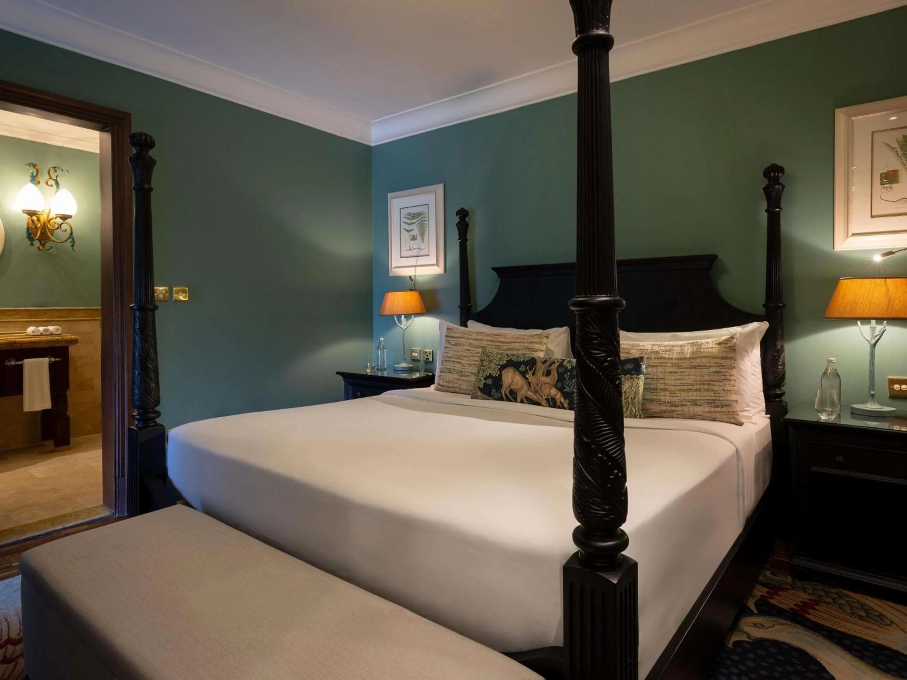 Bedroom, Bed in Fairmont Mount Kenya Safari Club