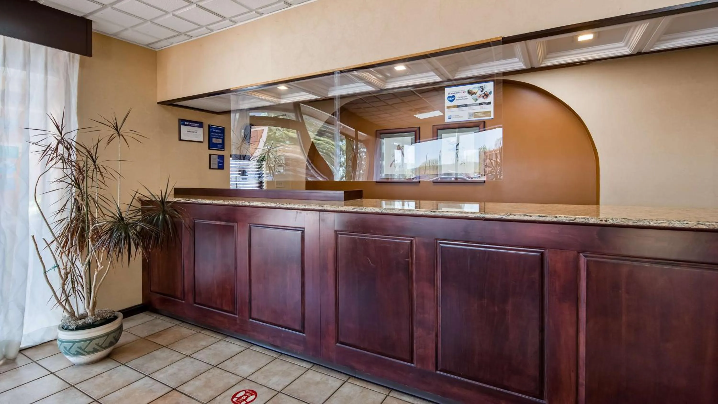 Lobby or reception in Best Western Thunderbird Motel