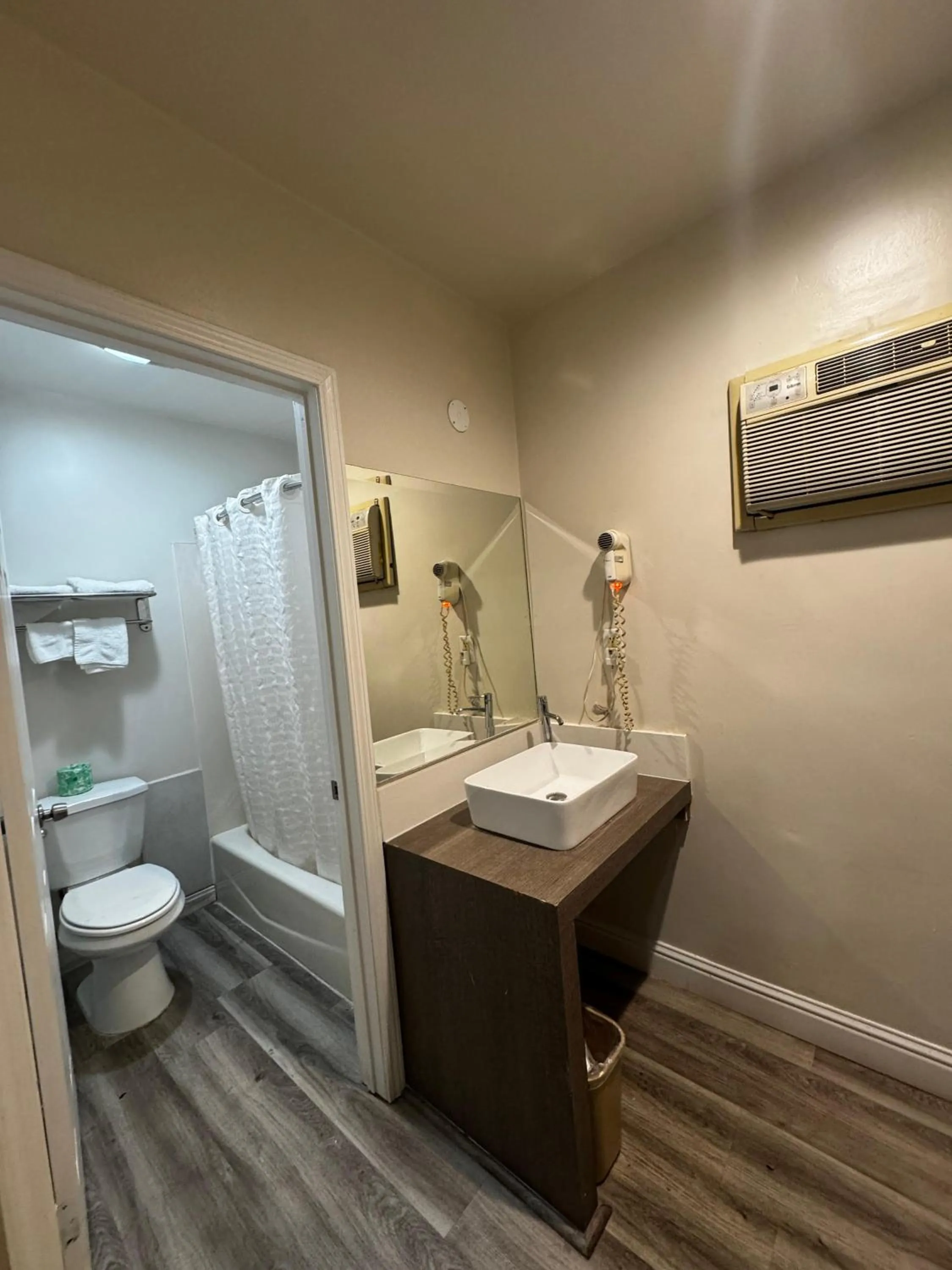 Toilet in Friendship Motor Inn