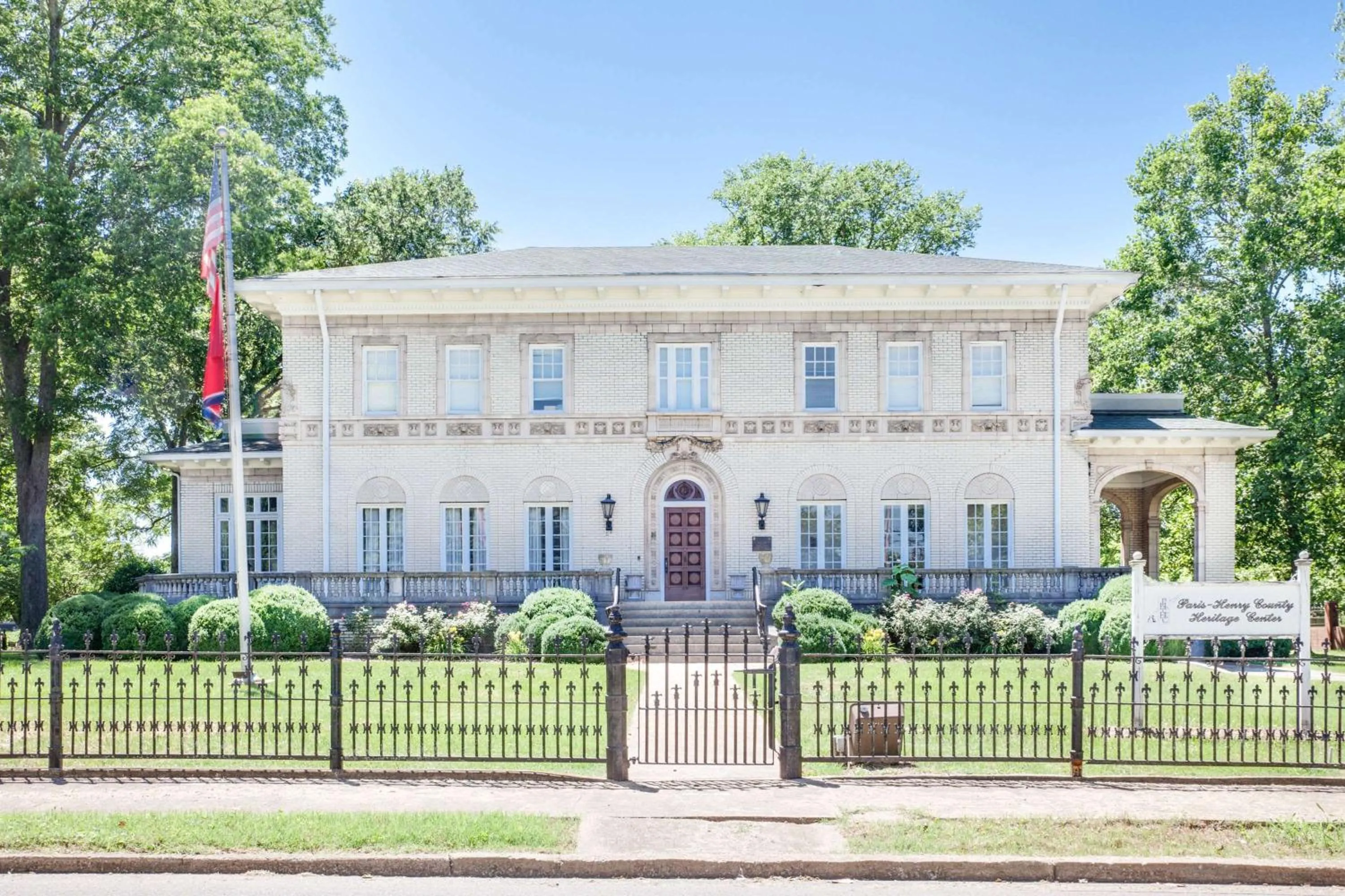 Property Building in Knights Inn - Paris