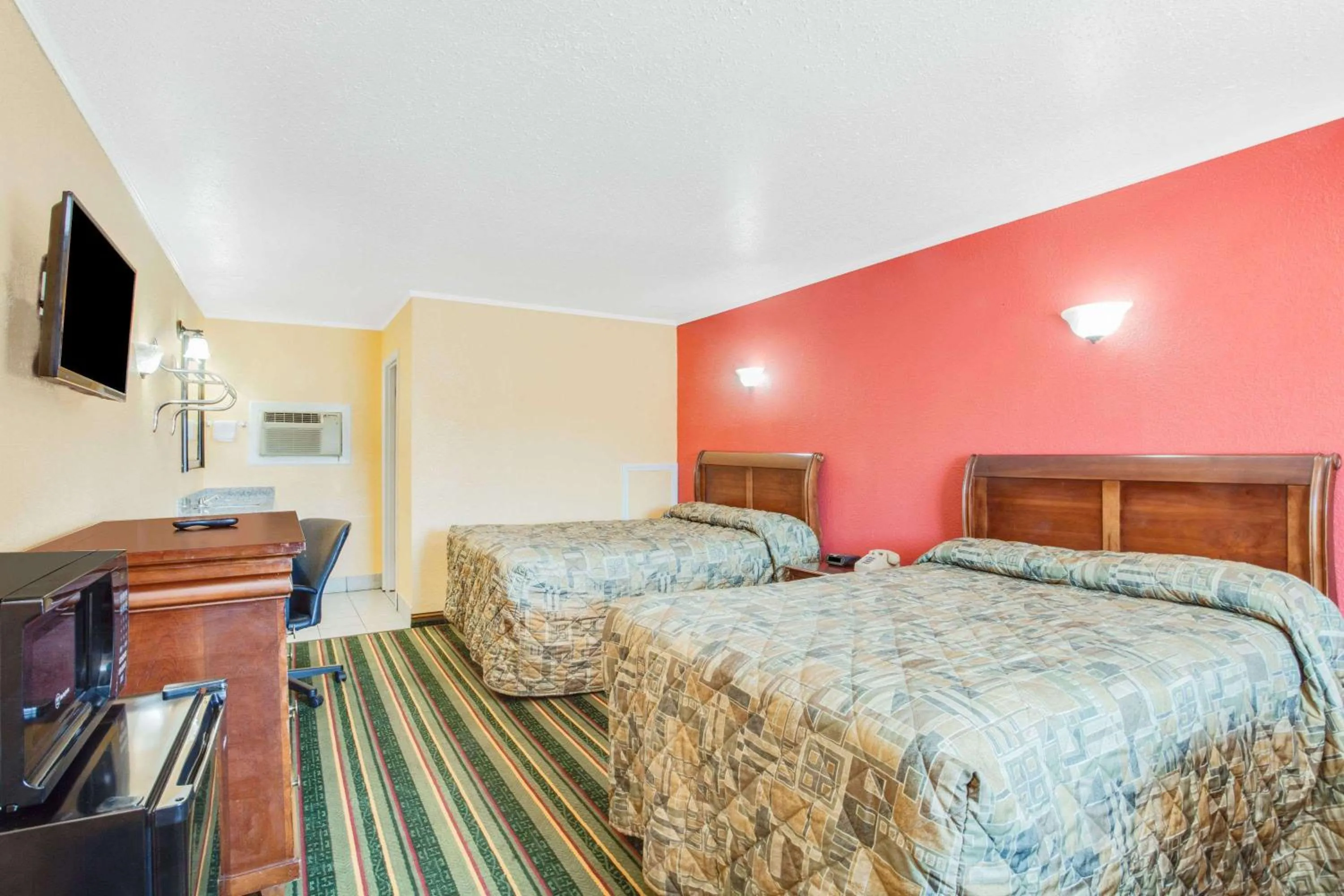 Photo of the whole room, Bed in Knights Inn - Paris