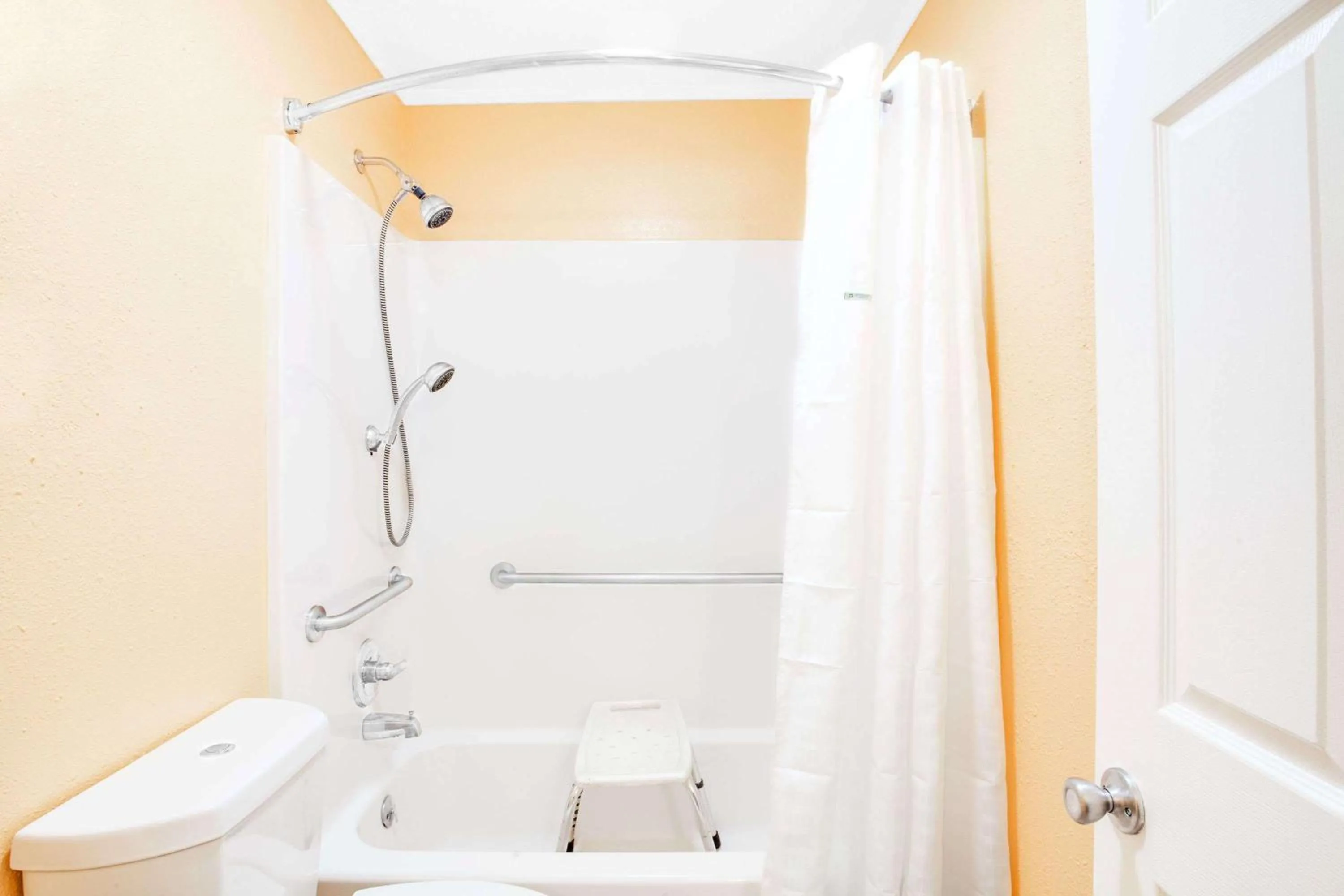 Photo of the whole room, Bathroom in Knights Inn - Paris