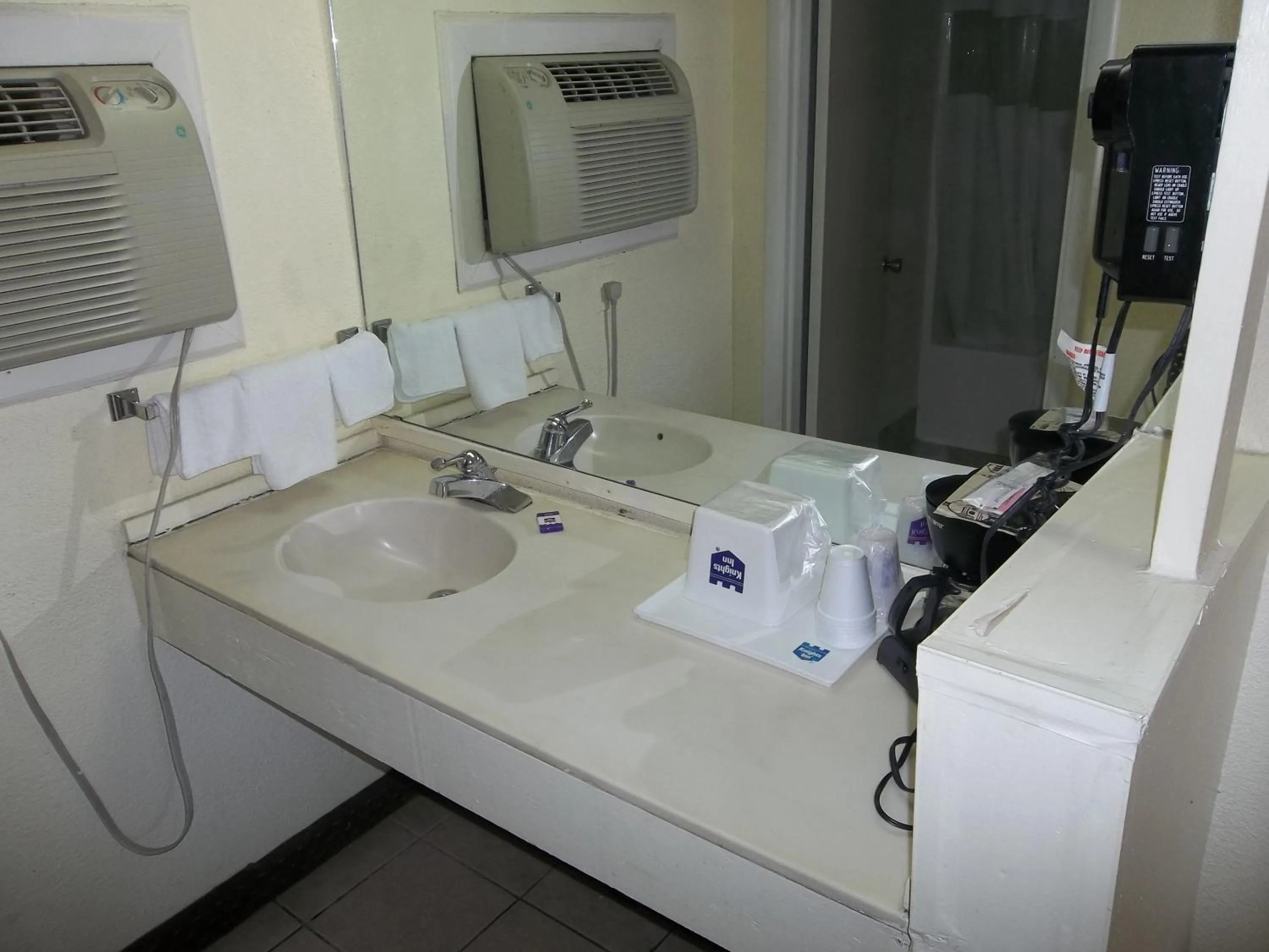 Bathroom in Knights Inn - Paris