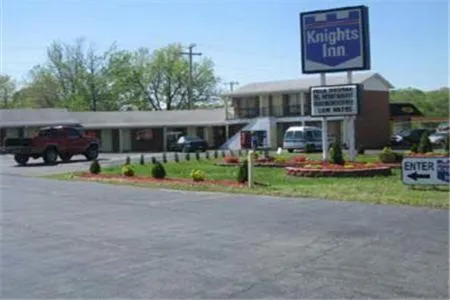 Property Building in Knights Inn - Paris