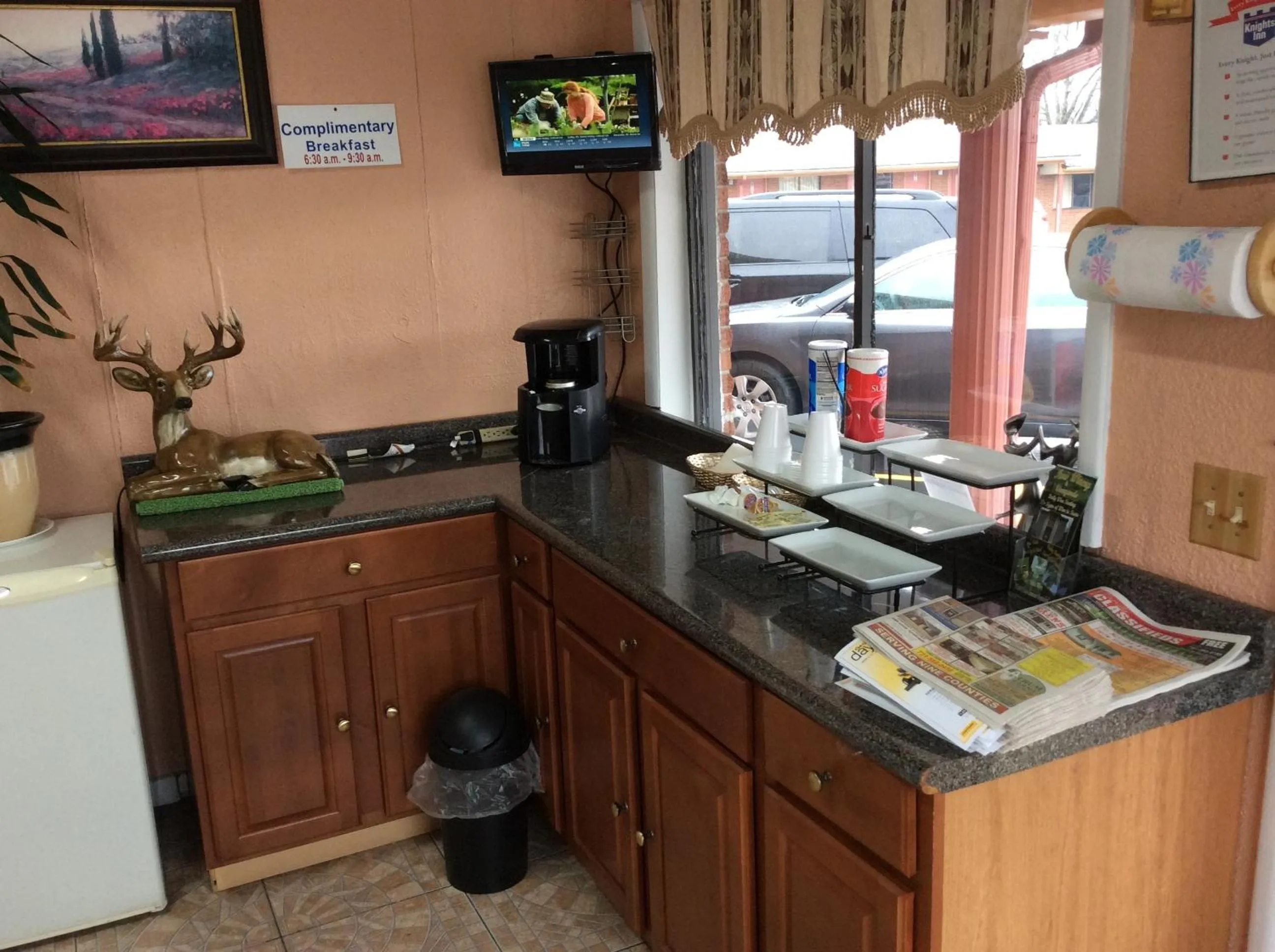 Continental breakfast, Kitchen/Kitchenette in Knights Inn - Paris