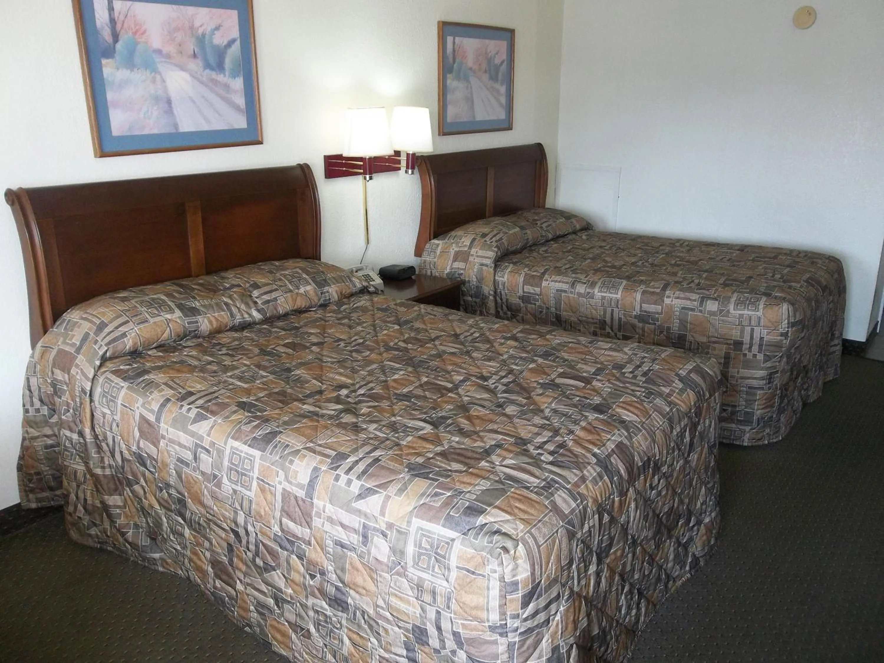 Bed in Knights Inn - Paris