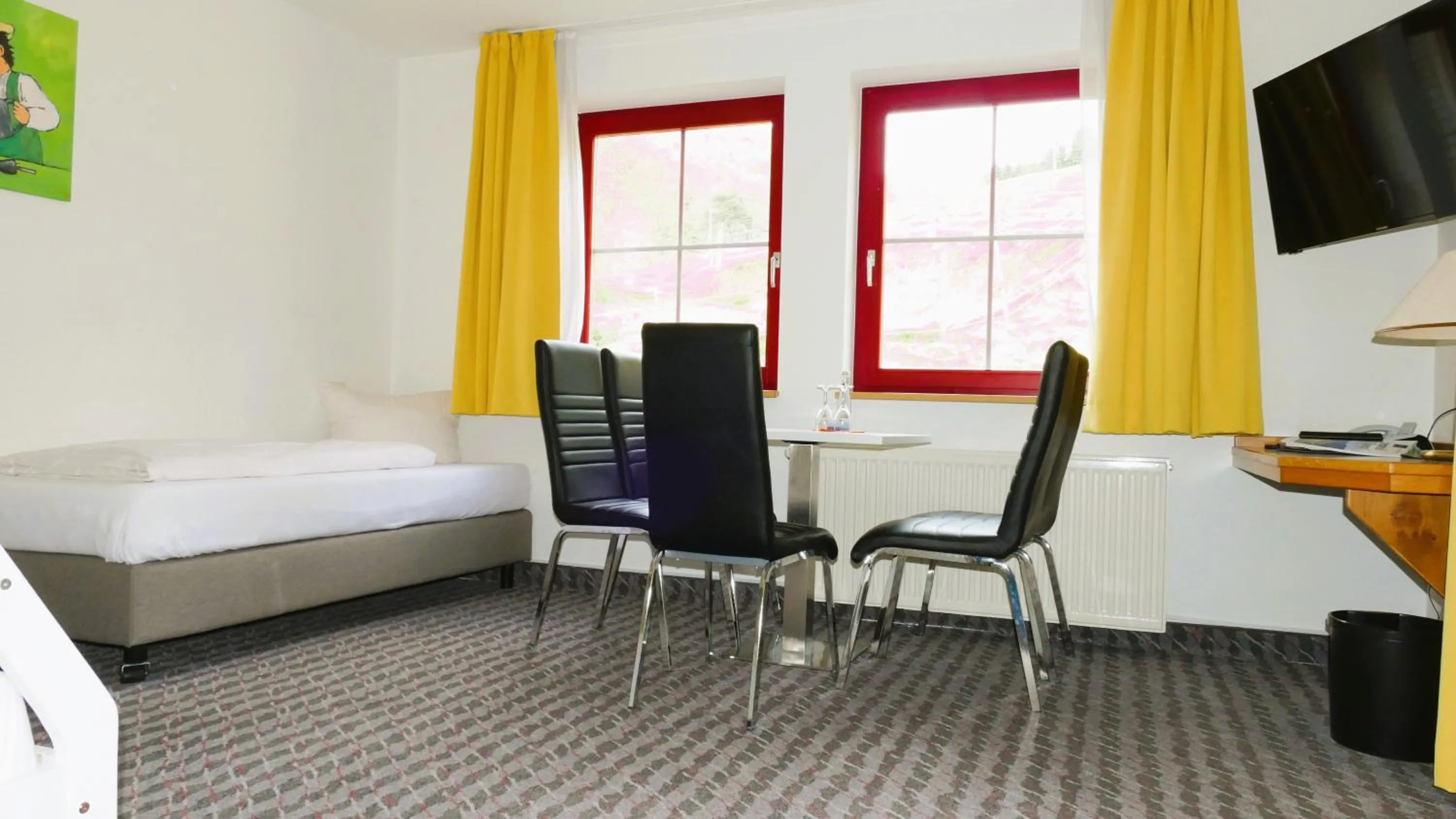 Staff, Bed in Hotel Sonne