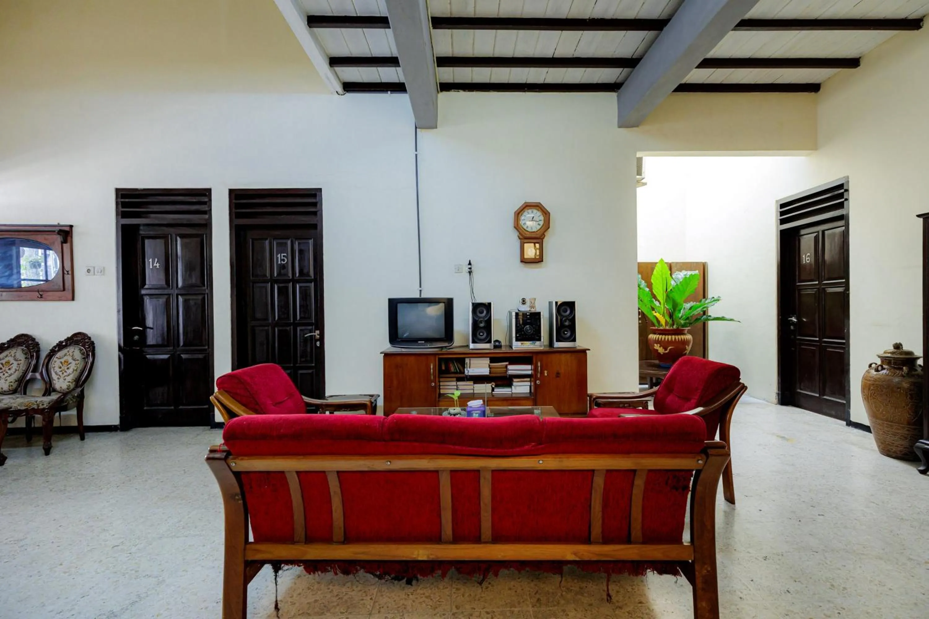 Seating area in RedDoorz @ Soekarno Hatta 2