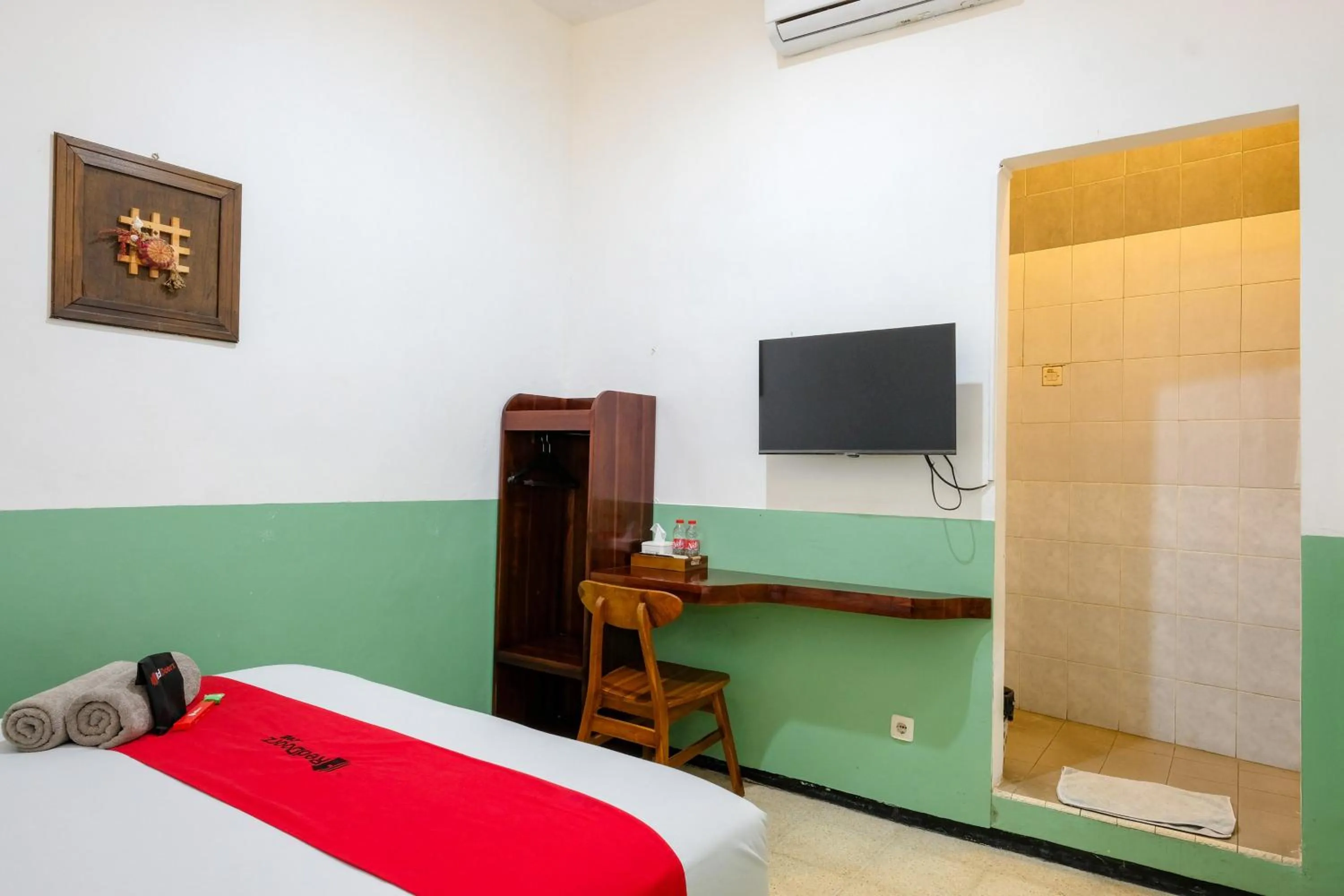 Bedroom, Bed in RedDoorz @ Soekarno Hatta 2