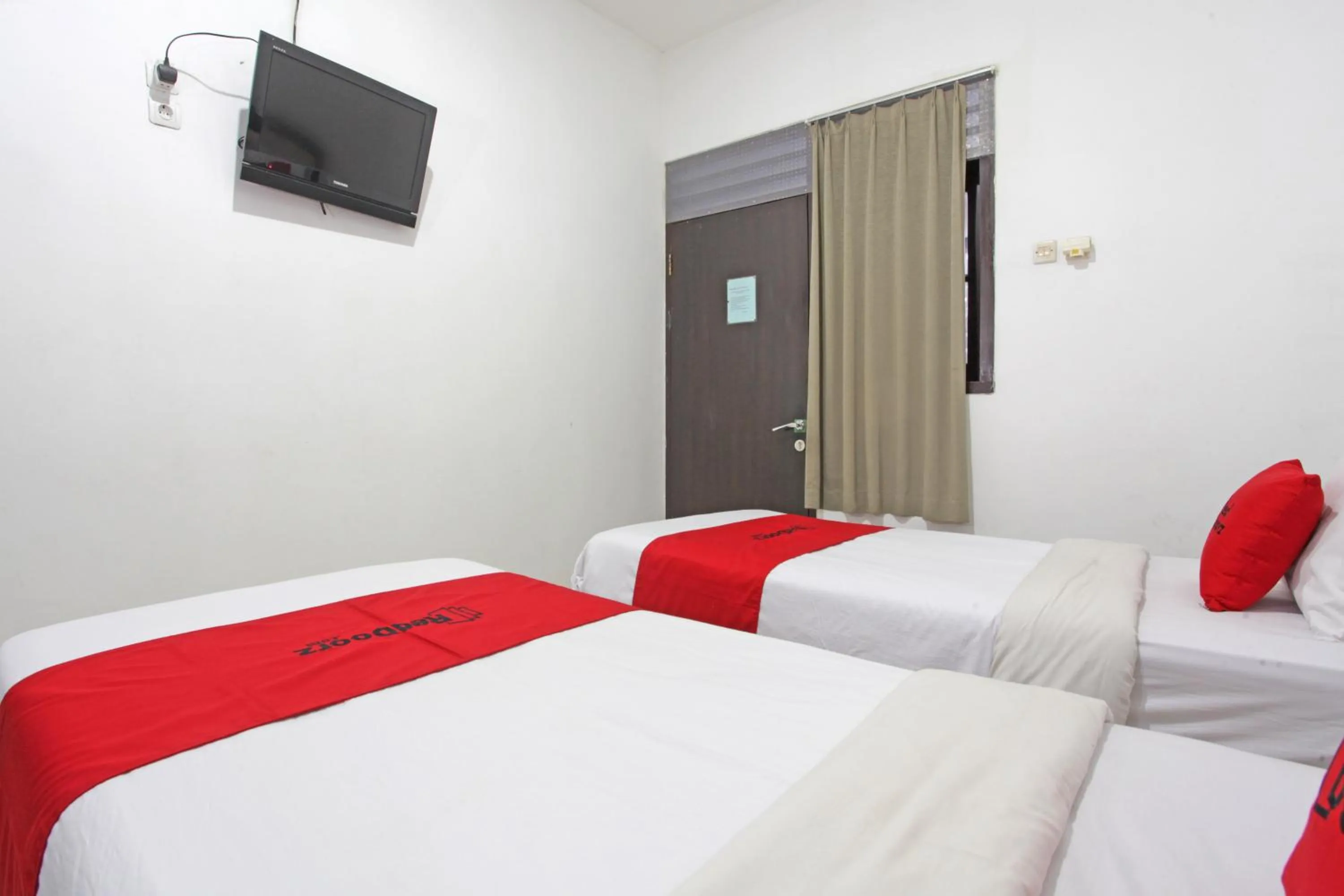 Bedroom, Bed in RedDoorz @ Soekarno Hatta 2