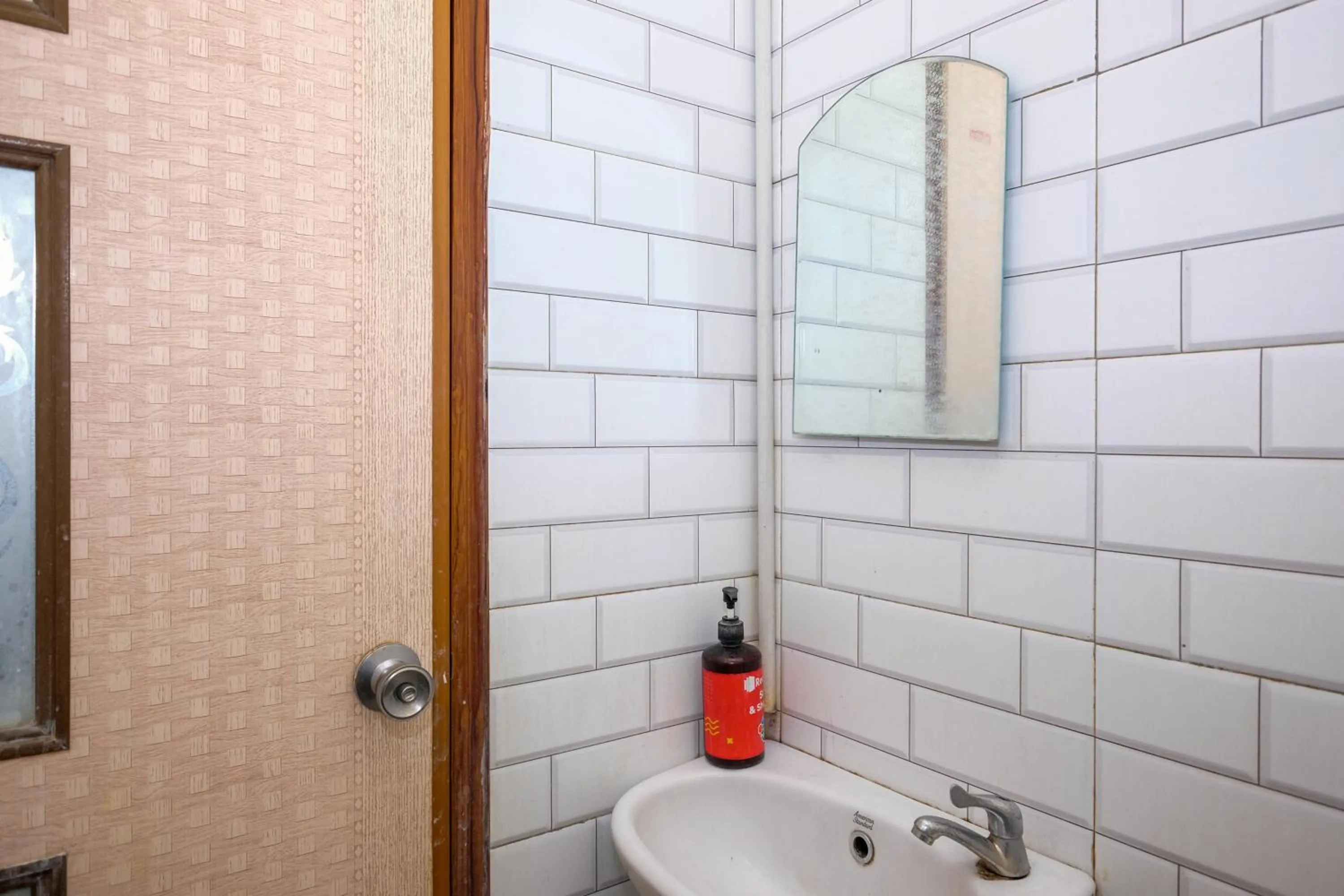 Bathroom in RedDoorz @ Soekarno Hatta 2