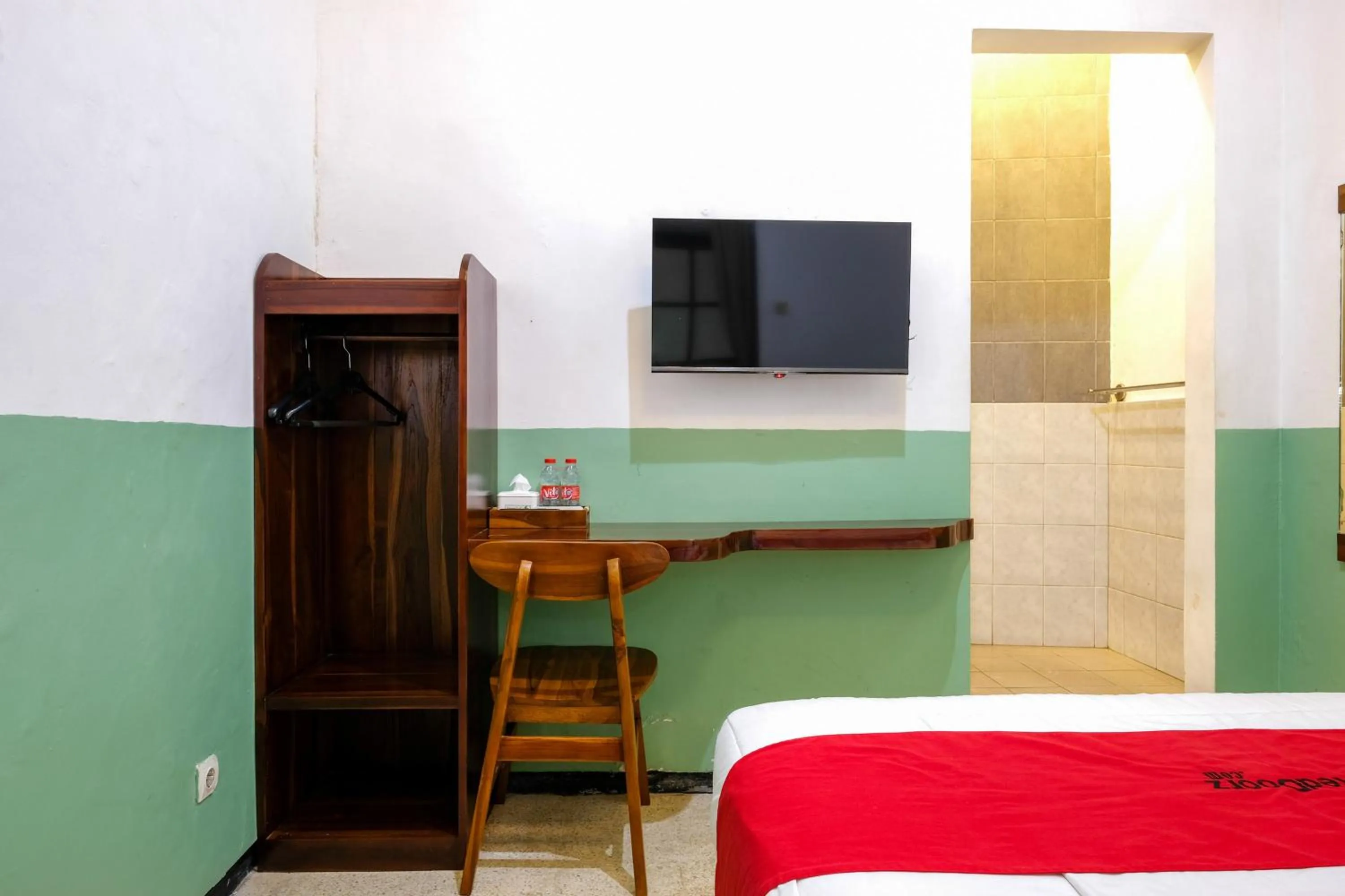 Bedroom, Bed in RedDoorz @ Soekarno Hatta 2