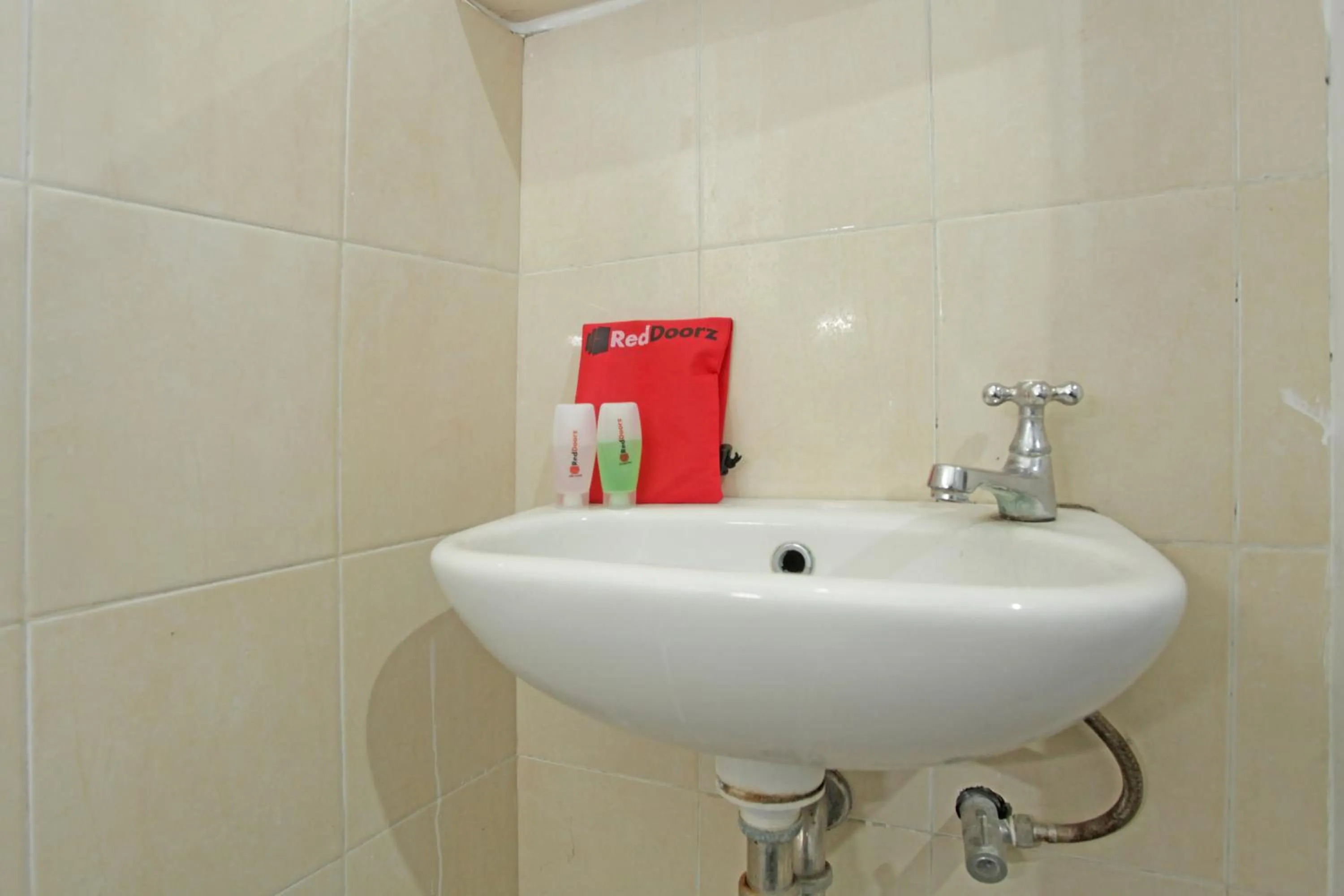 Bathroom in RedDoorz @ Soekarno Hatta 2