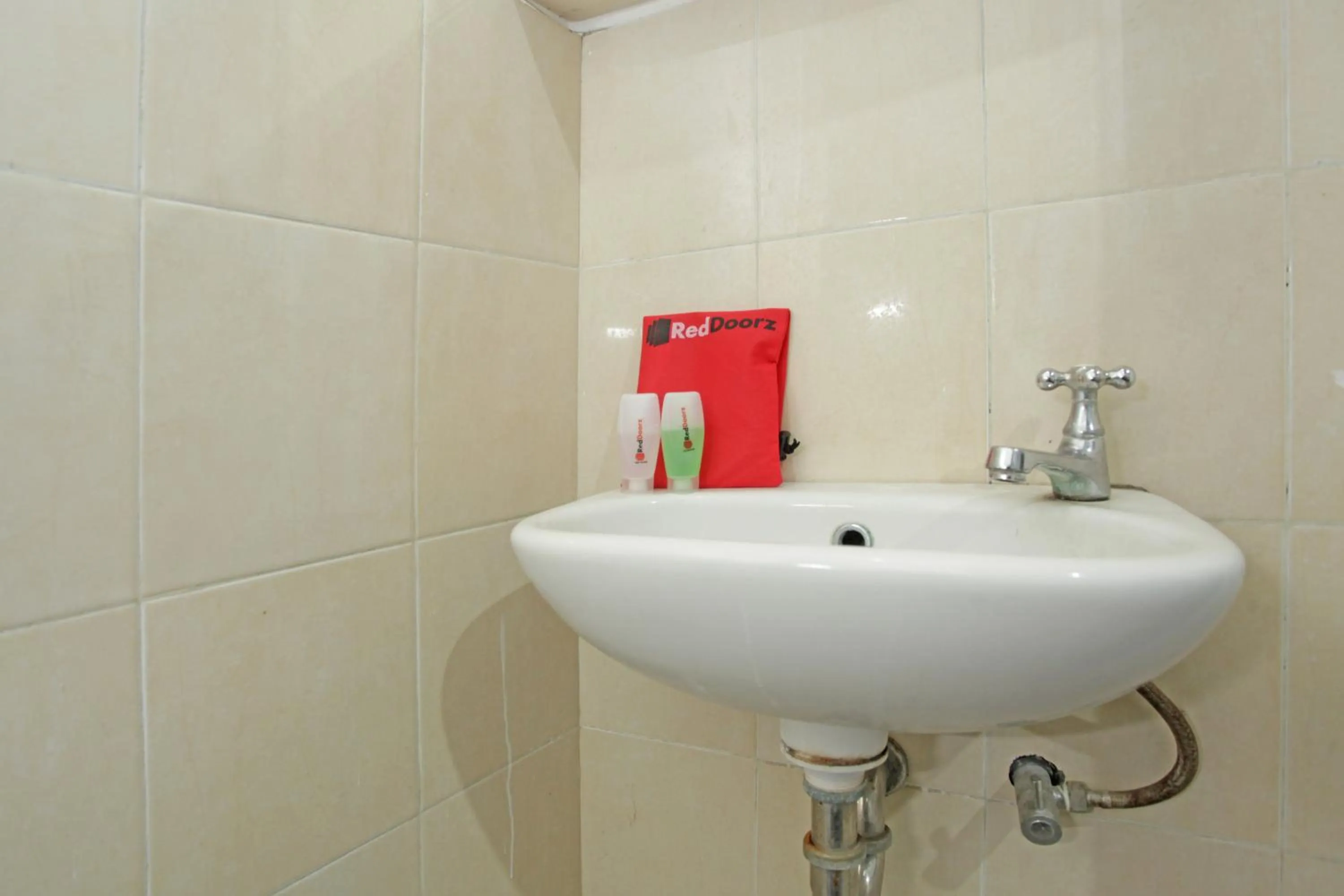 Bathroom in RedDoorz @ Soekarno Hatta 2
