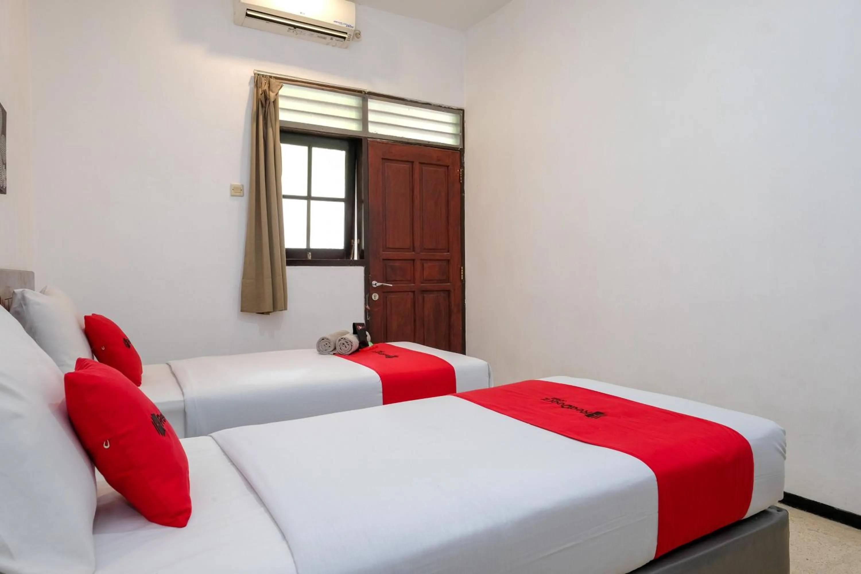Bedroom, Bed in RedDoorz @ Soekarno Hatta 2