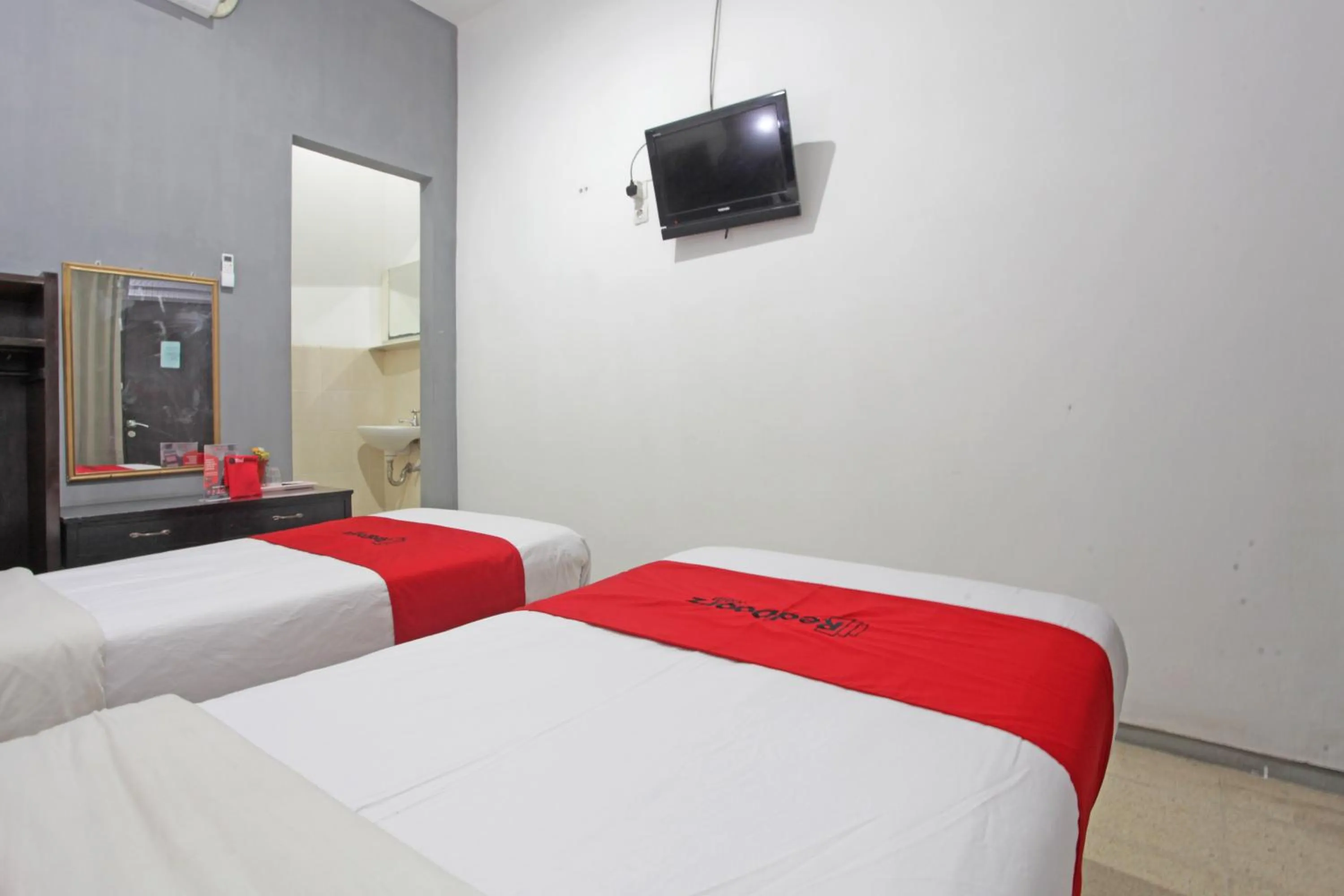 Bedroom, Bed in RedDoorz @ Soekarno Hatta 2