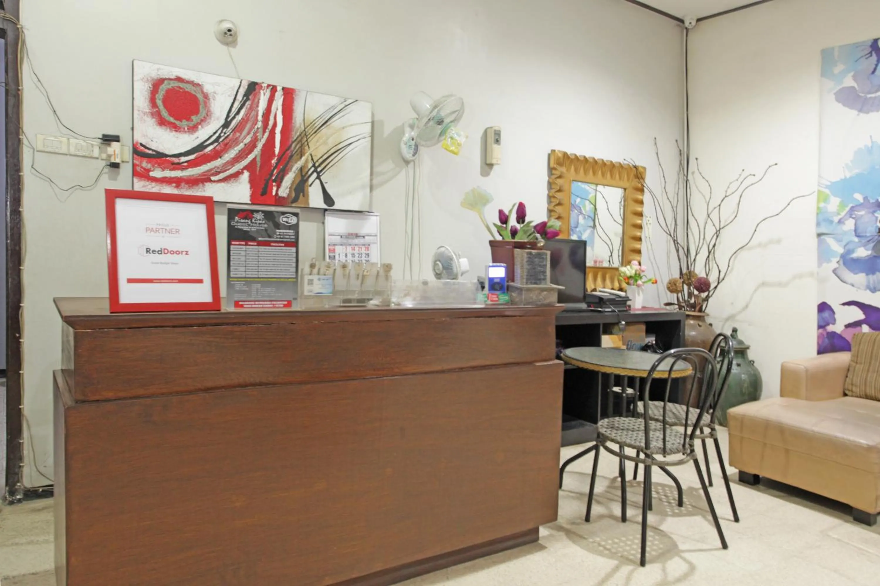 Lobby or reception in RedDoorz @ Soekarno Hatta 2