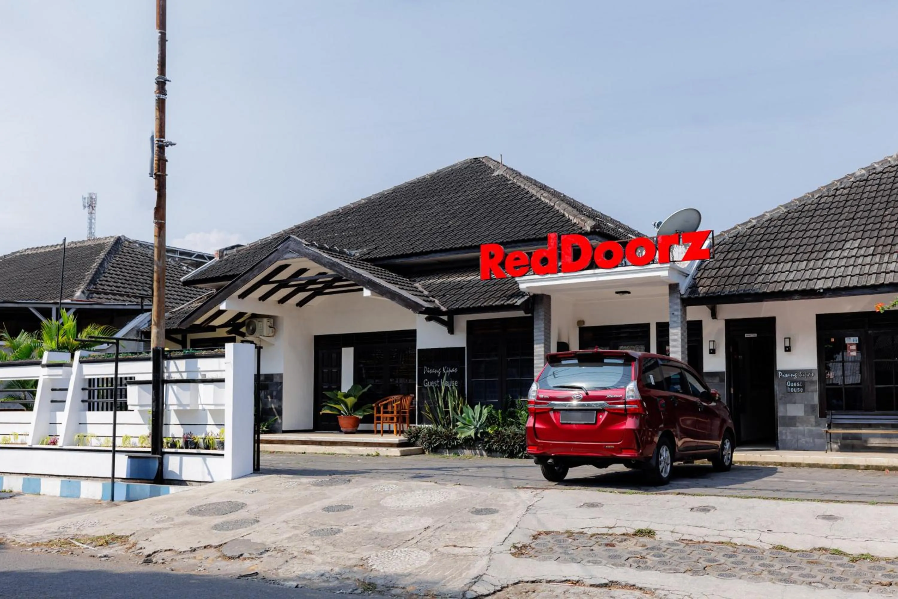 Facade/entrance in RedDoorz @ Soekarno Hatta 2