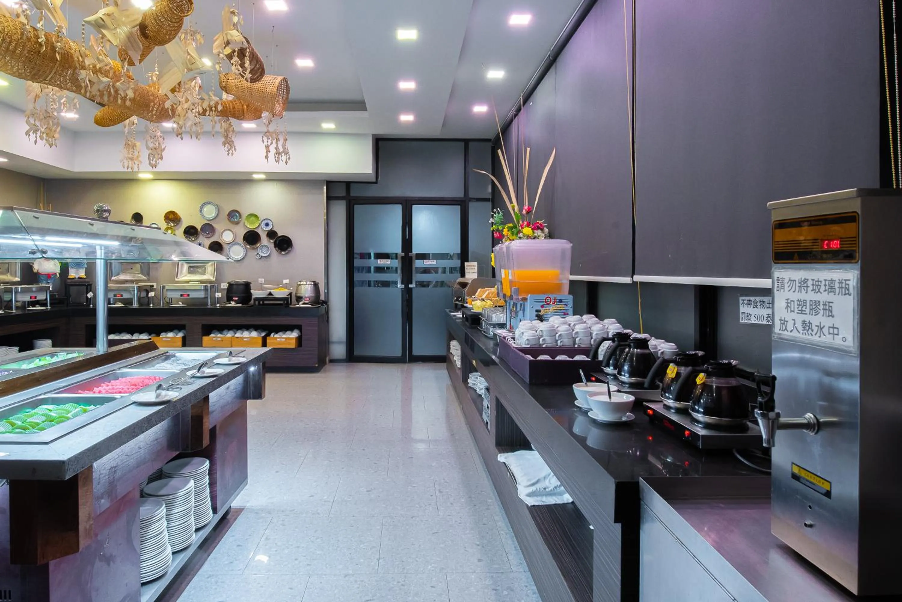 Restaurant/places to eat in O2 Luxury Hotel