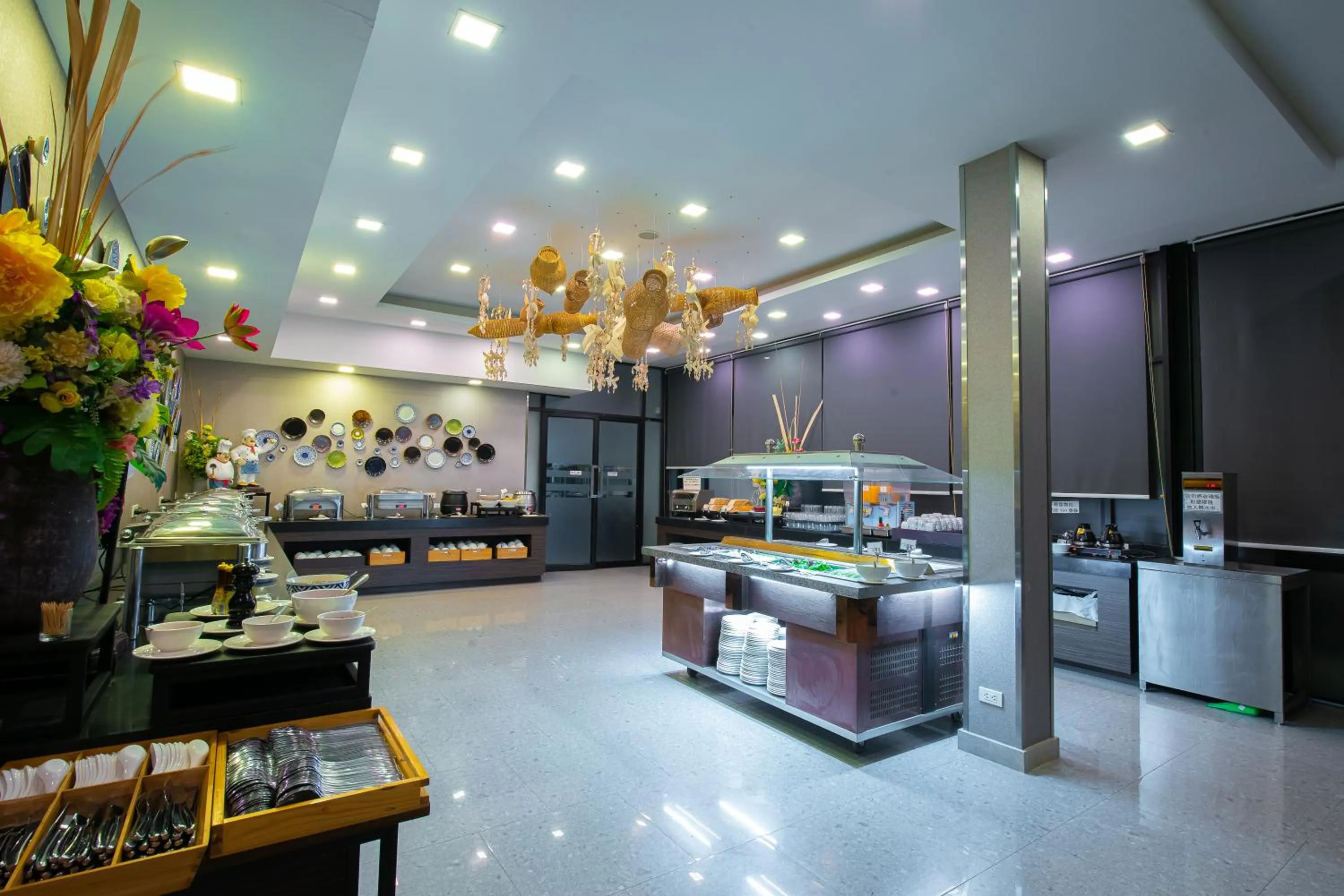 Restaurant/places to eat in O2 Luxury Hotel